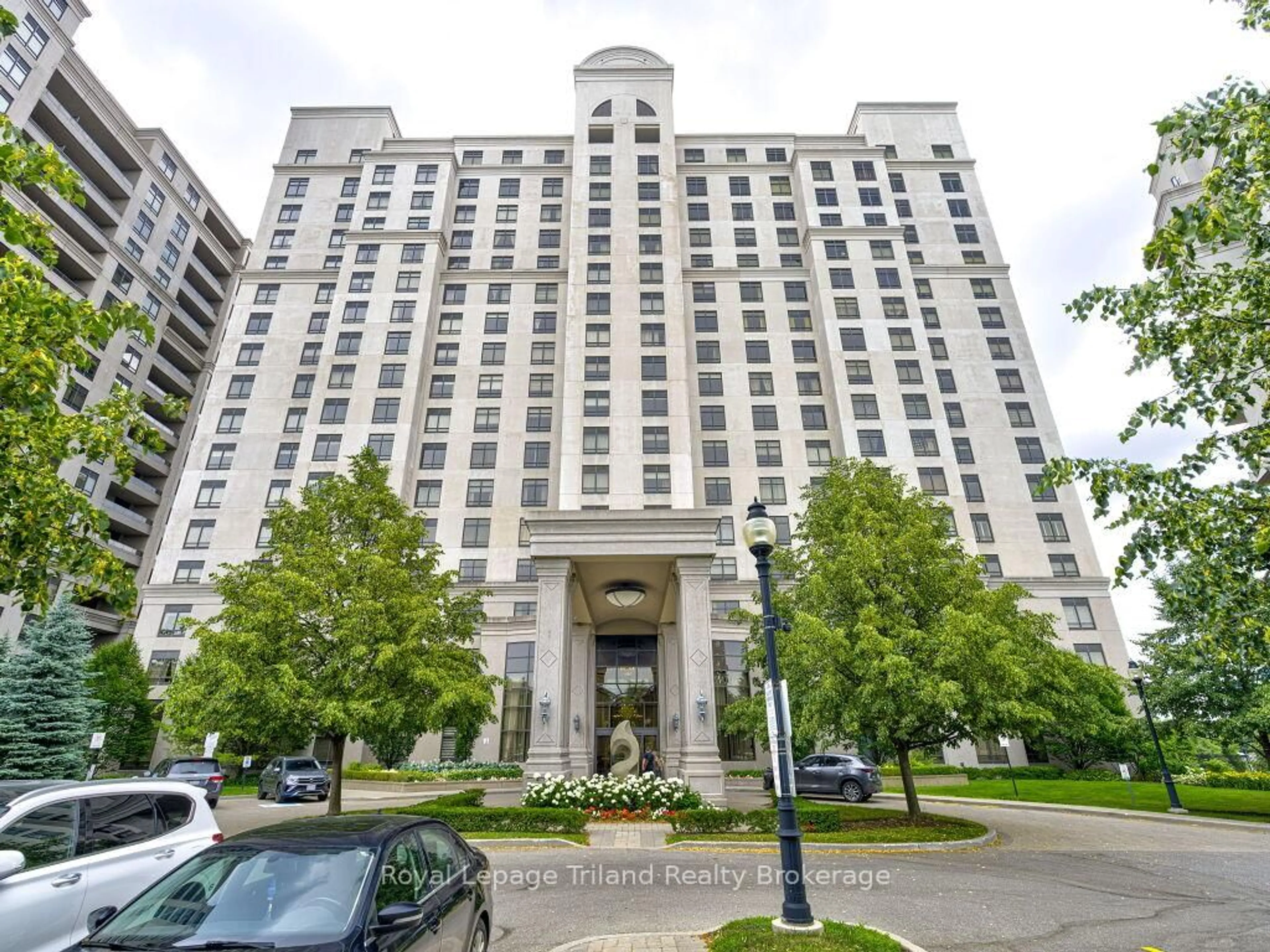 Indoor foyer for 9245 Jane St #814, Vaughan Ontario L6A 0J9