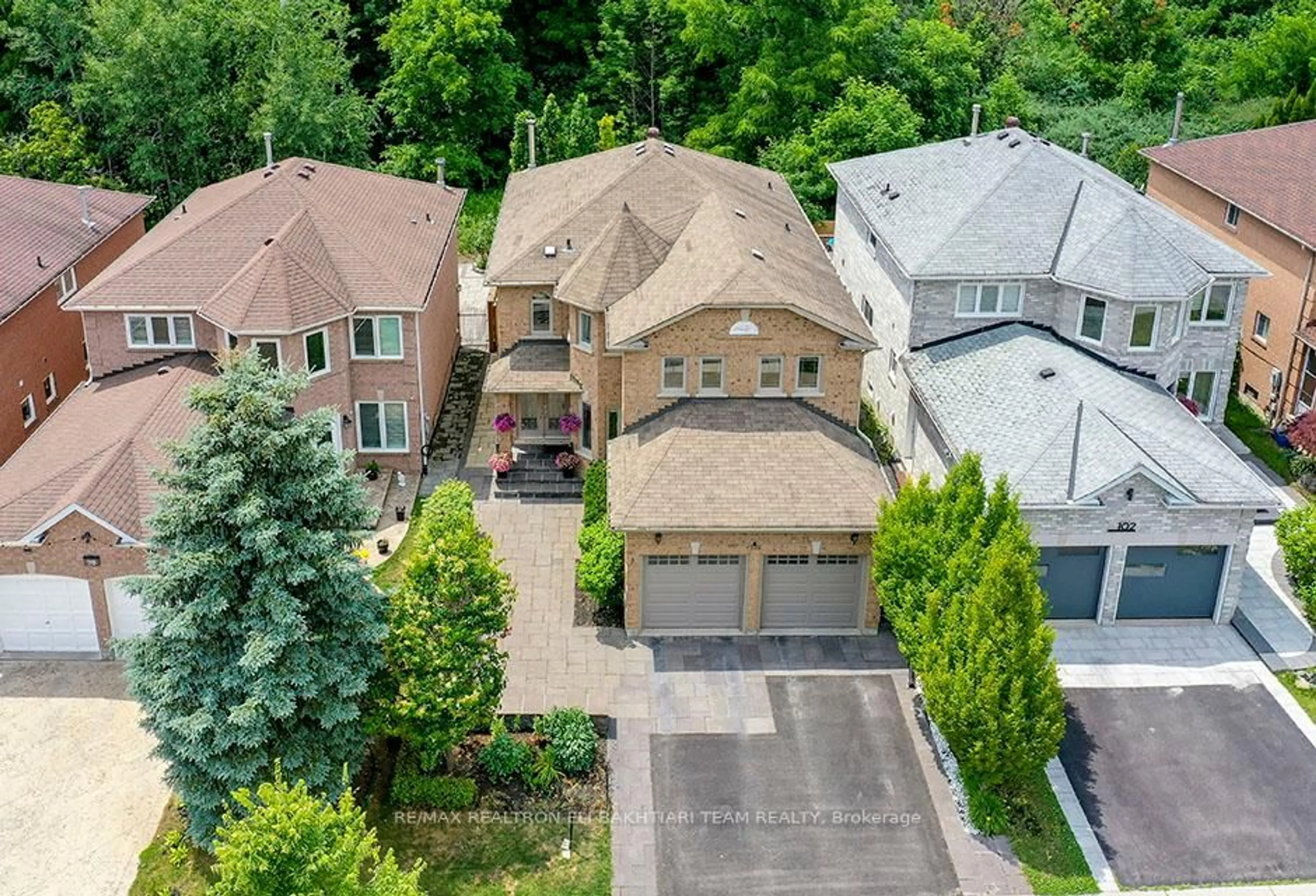 A pic from outside/outdoor area/front of a property/back of a property/a pic from drone, street for 100 Larratt Lane, Richmond Hill Ontario L4C 0E3