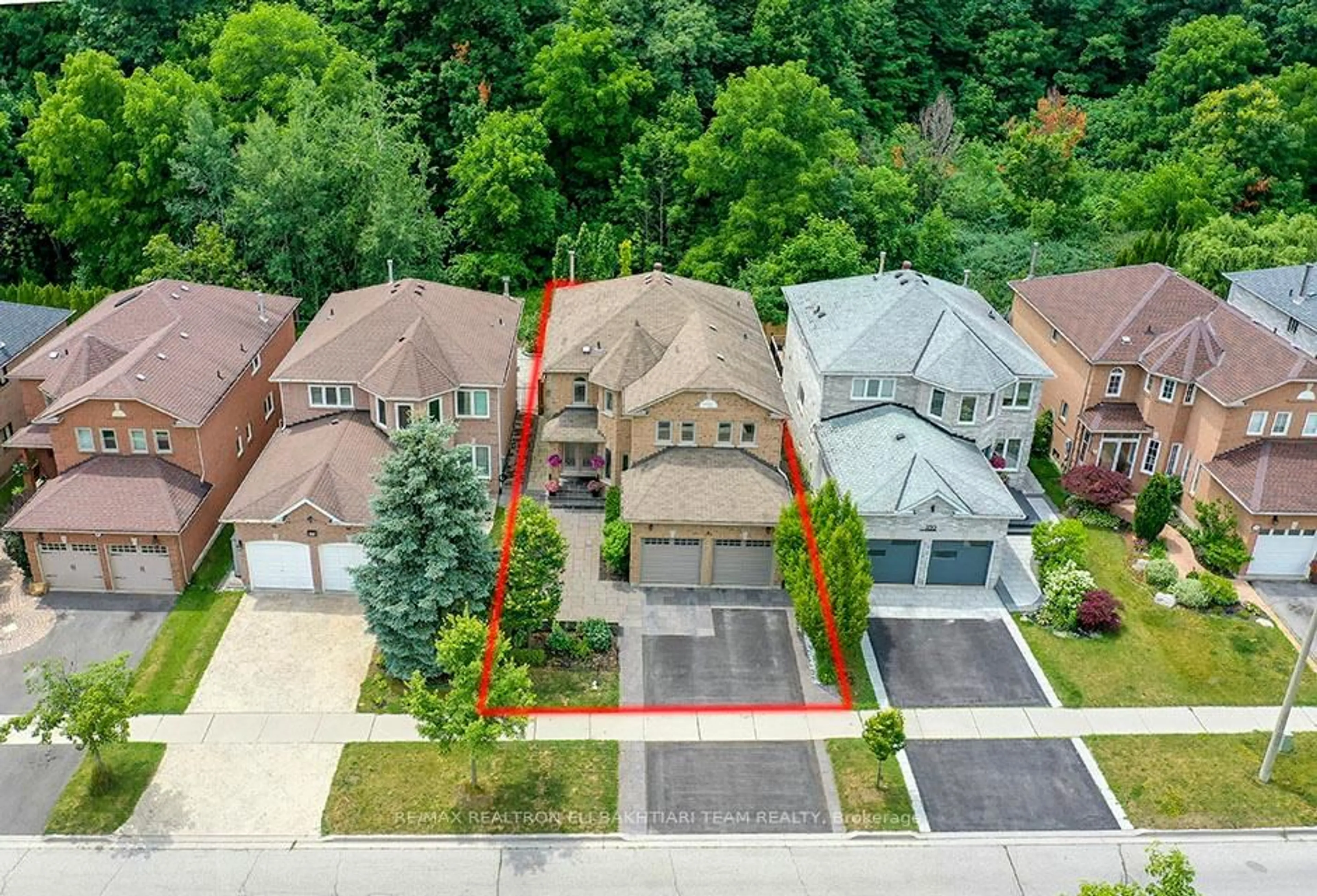 A pic from outside/outdoor area/front of a property/back of a property/a pic from drone, street for 100 Larratt Lane, Richmond Hill Ontario L4C 0E3