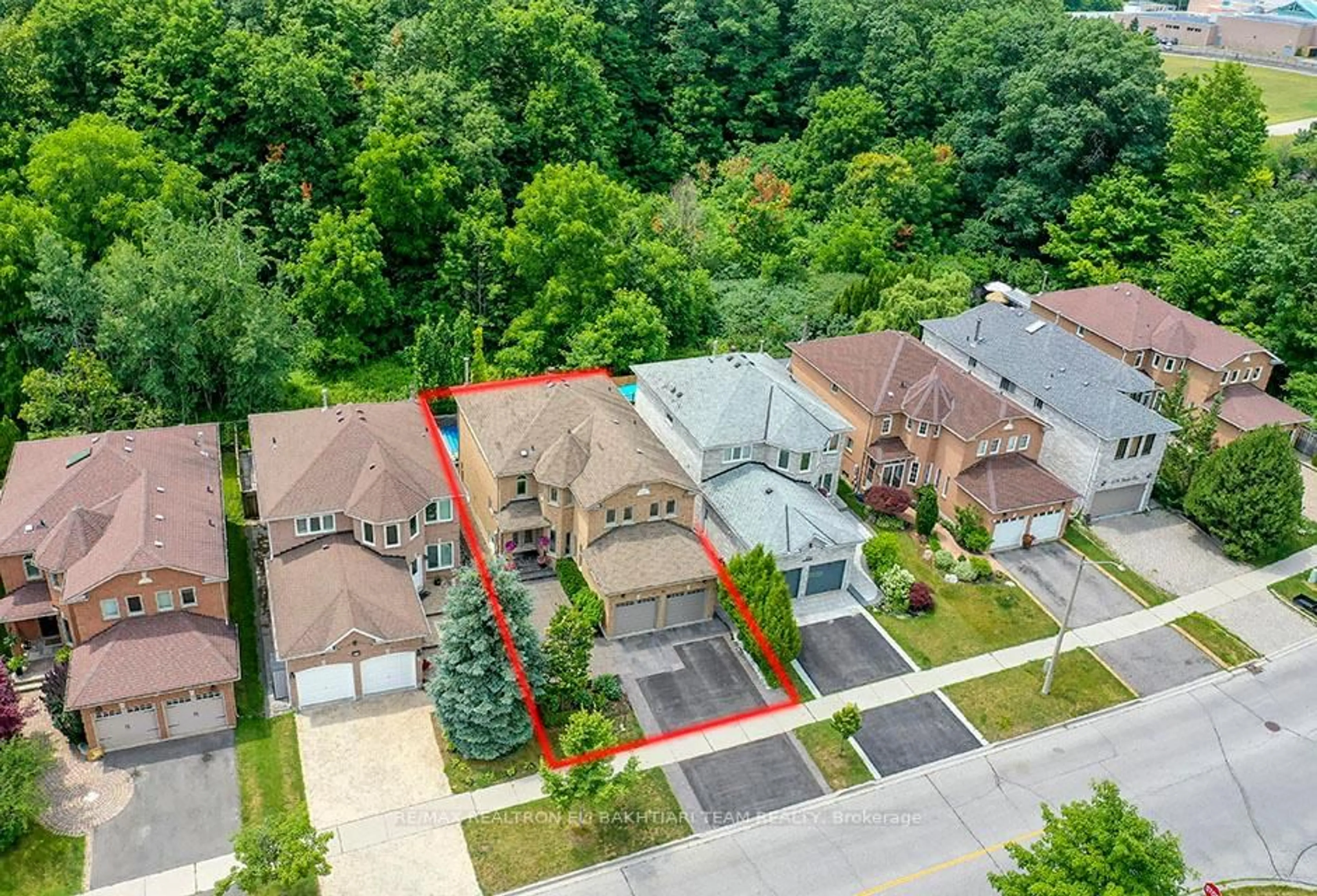 A pic from outside/outdoor area/front of a property/back of a property/a pic from drone, street for 100 Larratt Lane, Richmond Hill Ontario L4C 0E3