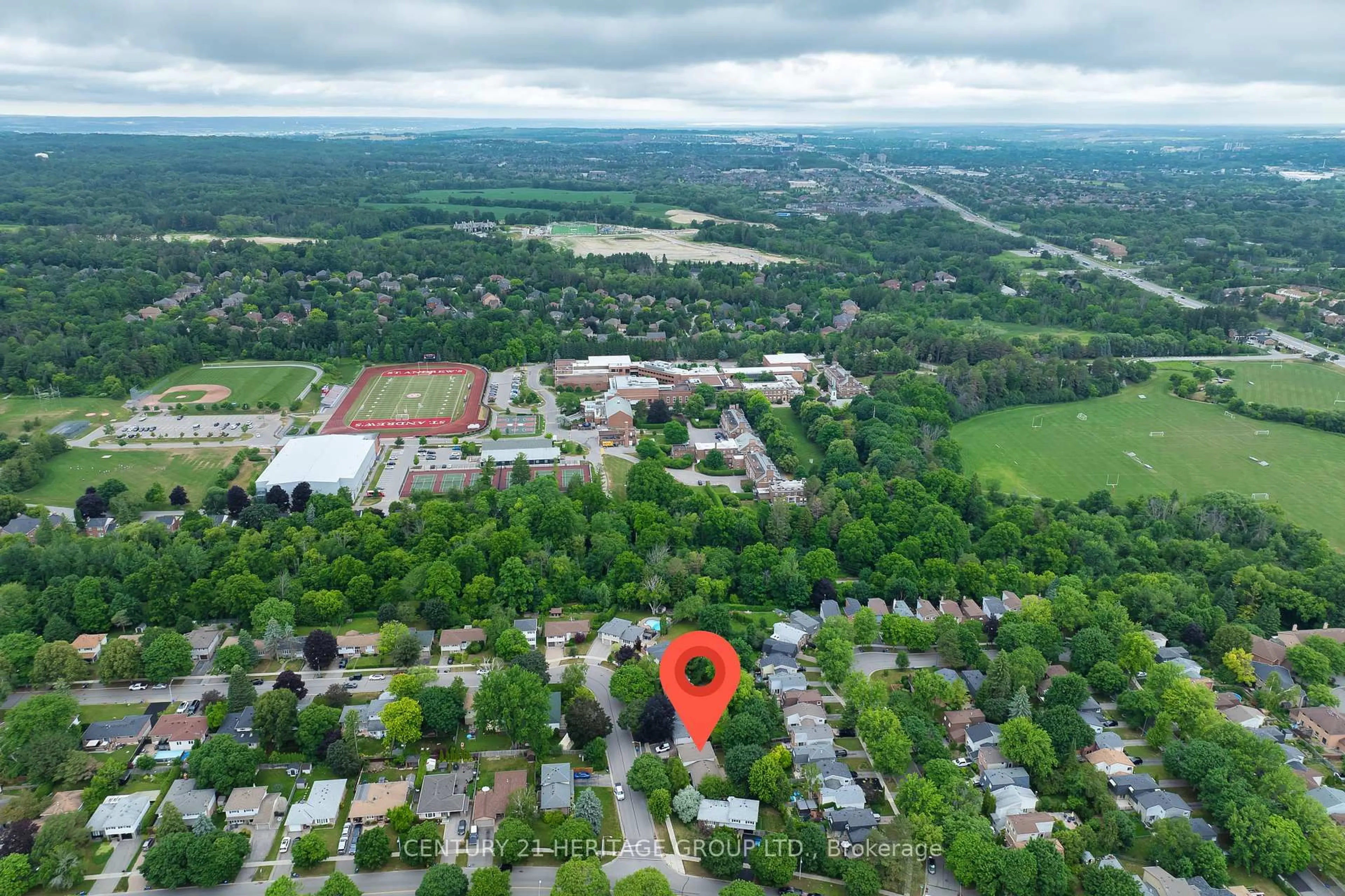A pic from outside/outdoor area/front of a property/back of a property/a pic from drone, mountain view for 2 Hill Dr, Aurora Ontario L4G 3A6