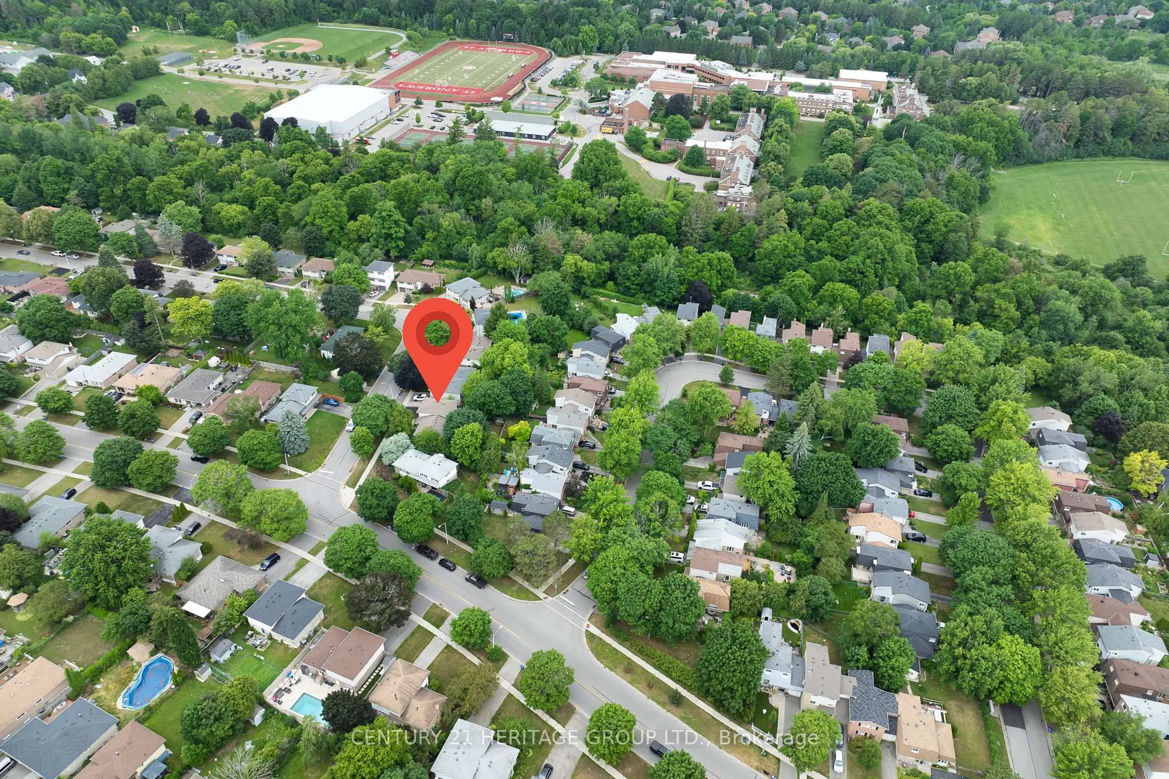 A pic from outside/outdoor area/front of a property/back of a property/a pic from drone, street for 2 Hill Dr, Aurora Ontario L4G 3A6