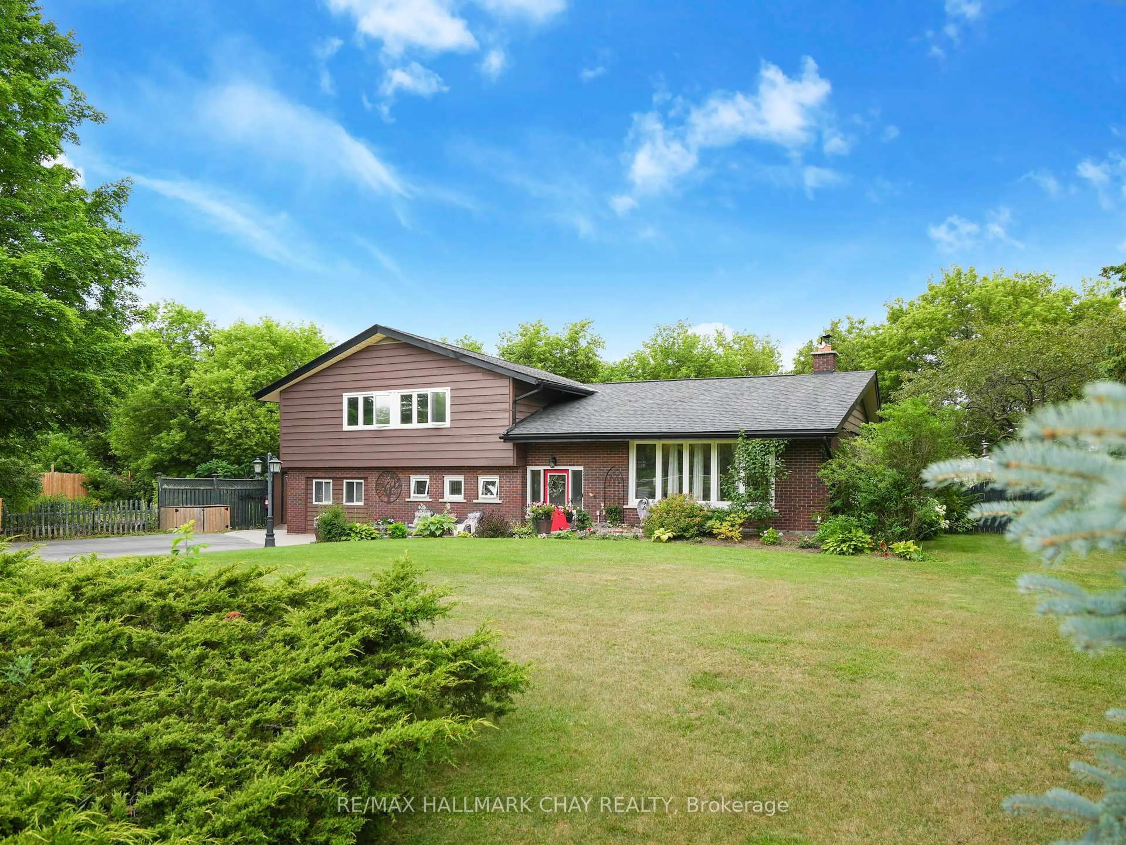 A pic from outside/outdoor area/front of a property/back of a property/a pic from drone, unknown for 636 Victoria St, New Tecumseth Ontario L9R 1K1