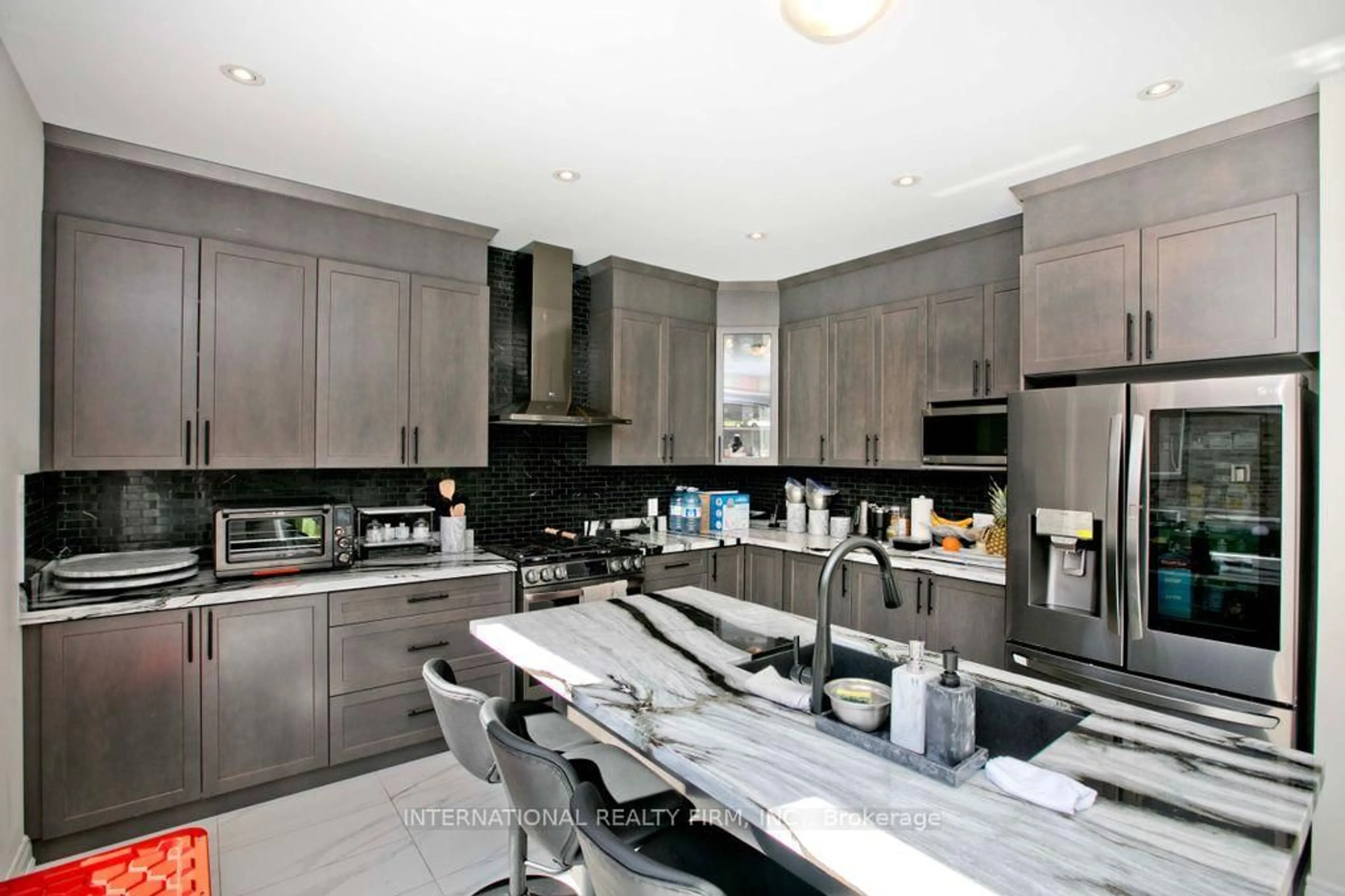 Contemporary kitchen, unknown for 5 Bruce Welch Ave, Georgina Ontario L4P 0J1