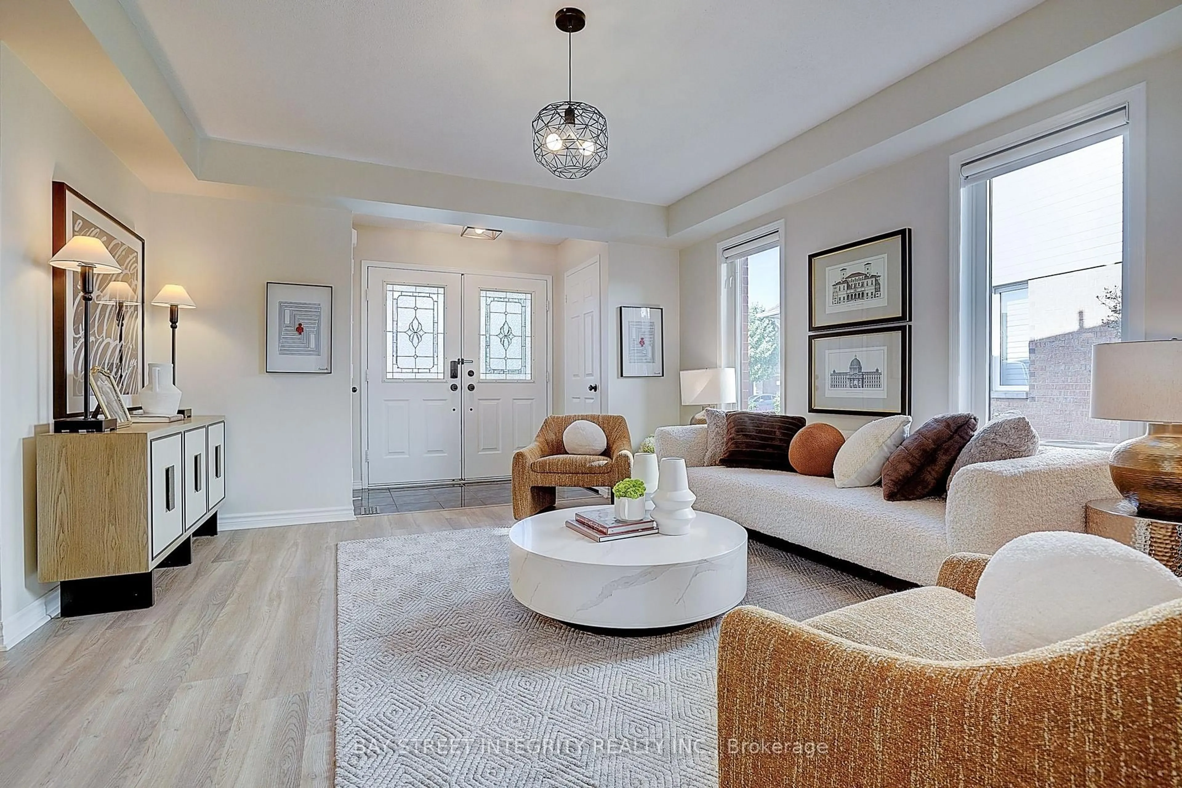 Living room with furniture, unknown for 583 Heddle Cres, Newmarket Ontario L3X 2K7