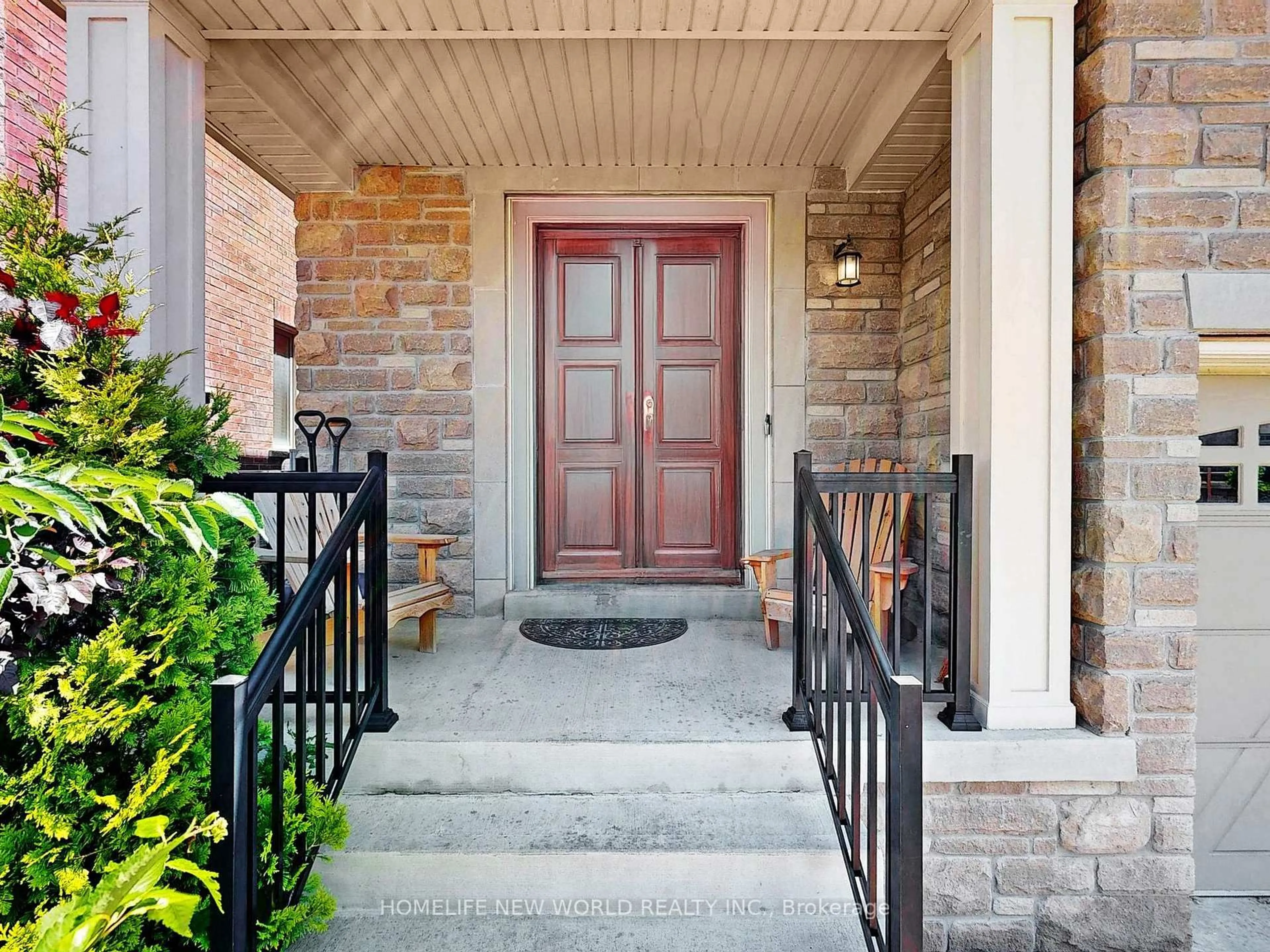 Indoor entryway for 54 Thornapple Lane, Richmond Hill Ontario L4E 1E7