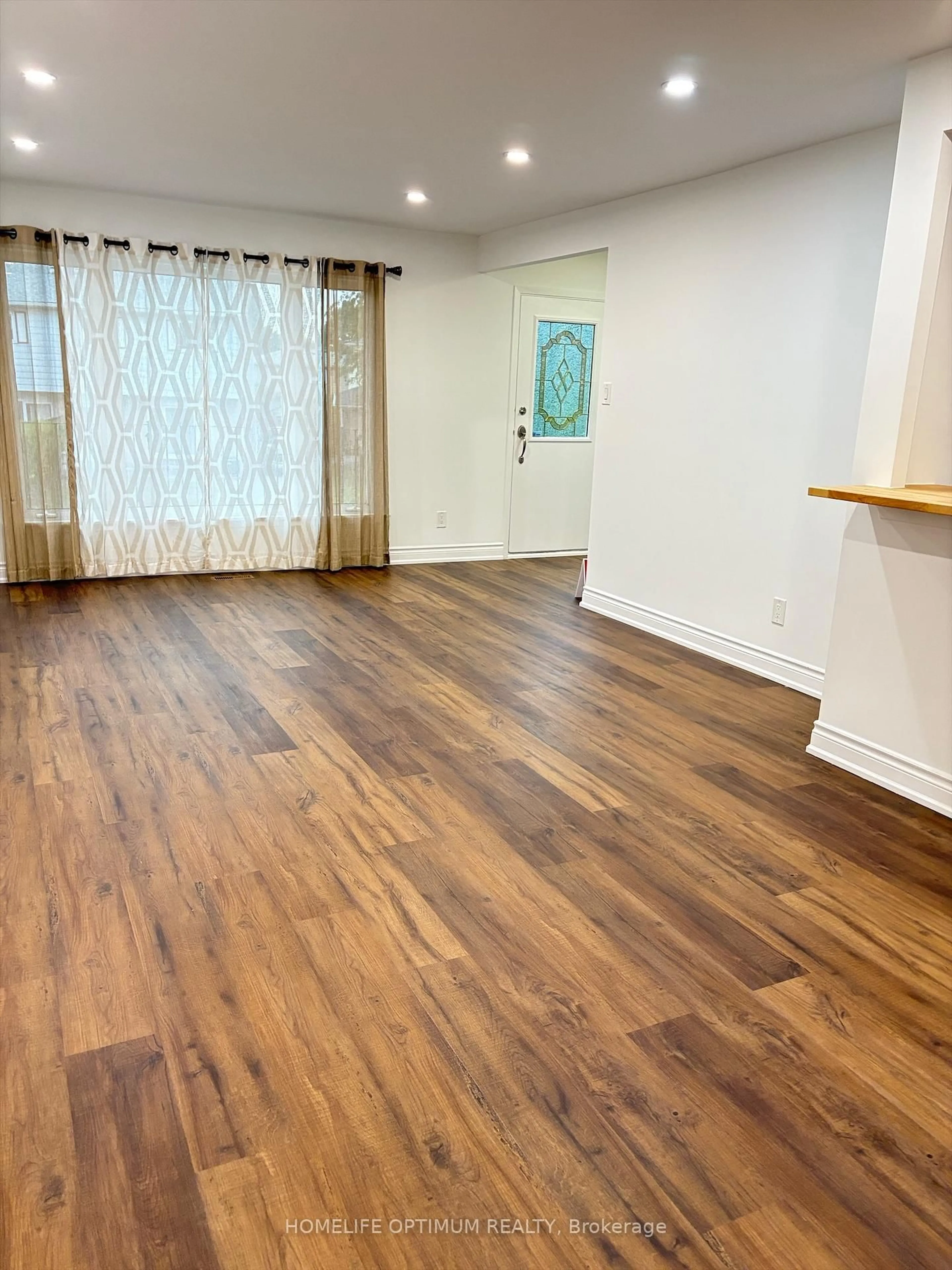 A pic of a room for 702 Leeder Crt, Newmarket Ontario L3Y 5A7