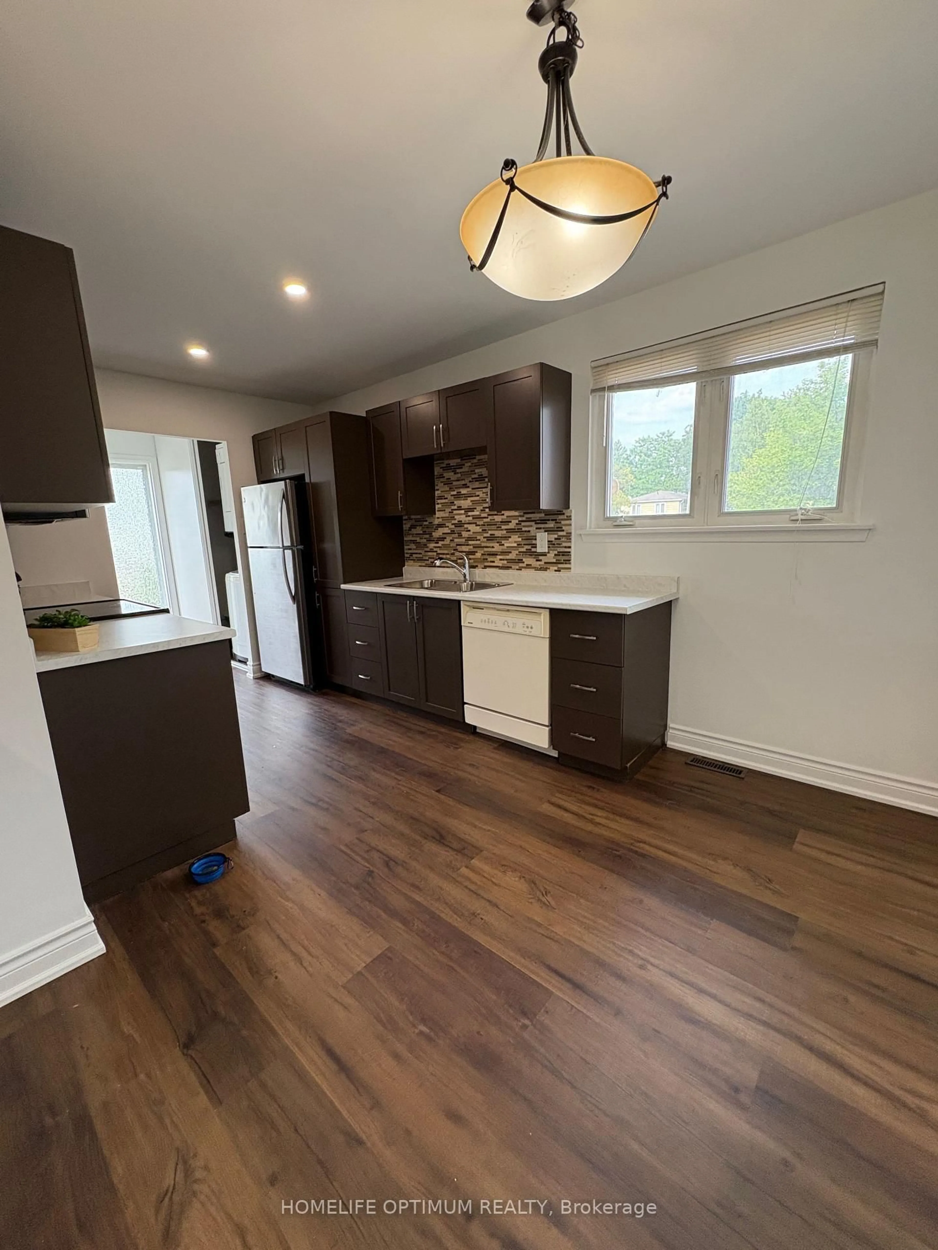 Open concept kitchen, wood/laminate floor for 702 Leeder Crt, Newmarket Ontario L3Y 5A7