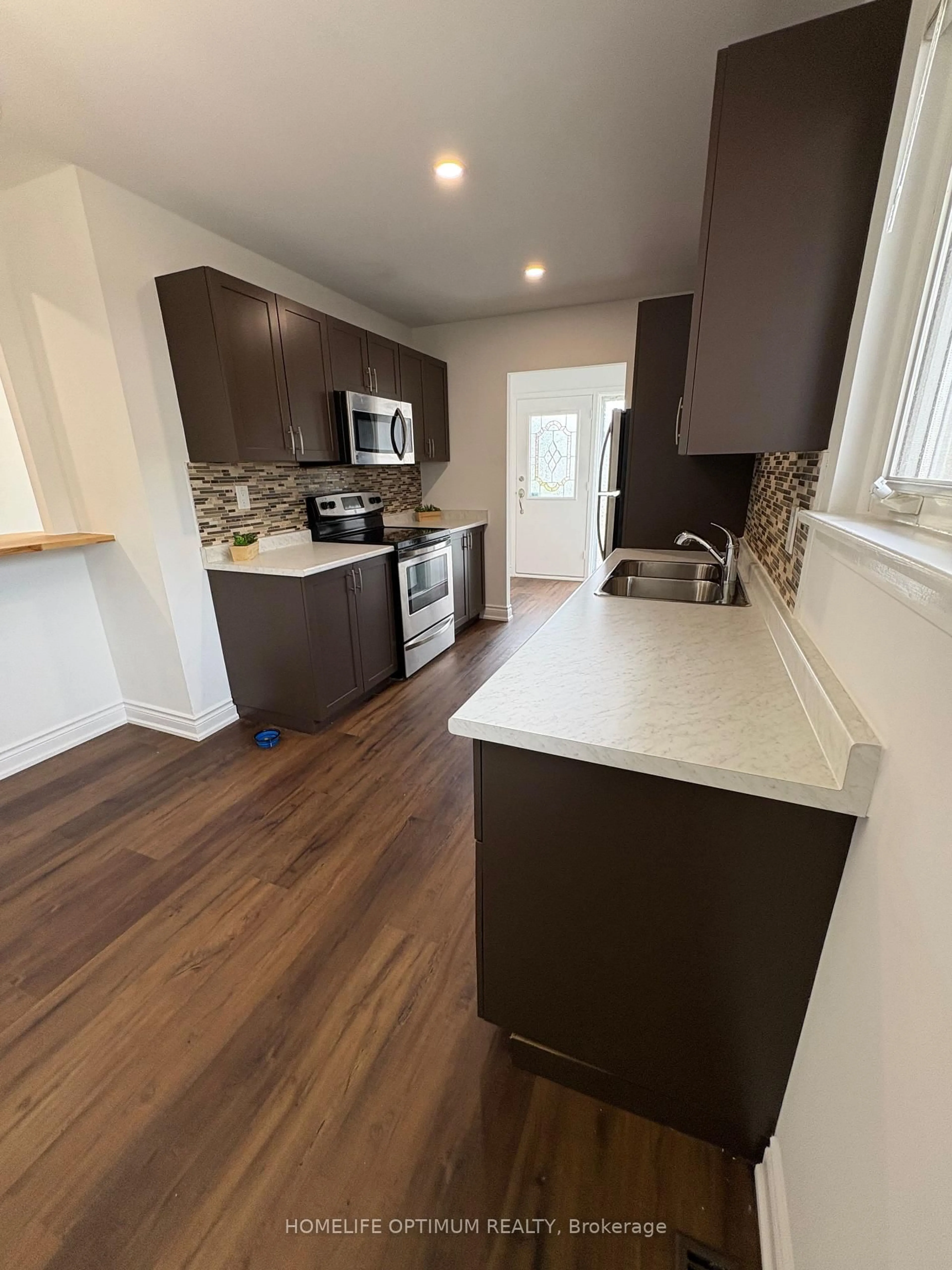 Open concept kitchen, wood/laminate floor for 702 Leeder Crt, Newmarket Ontario L3Y 5A7