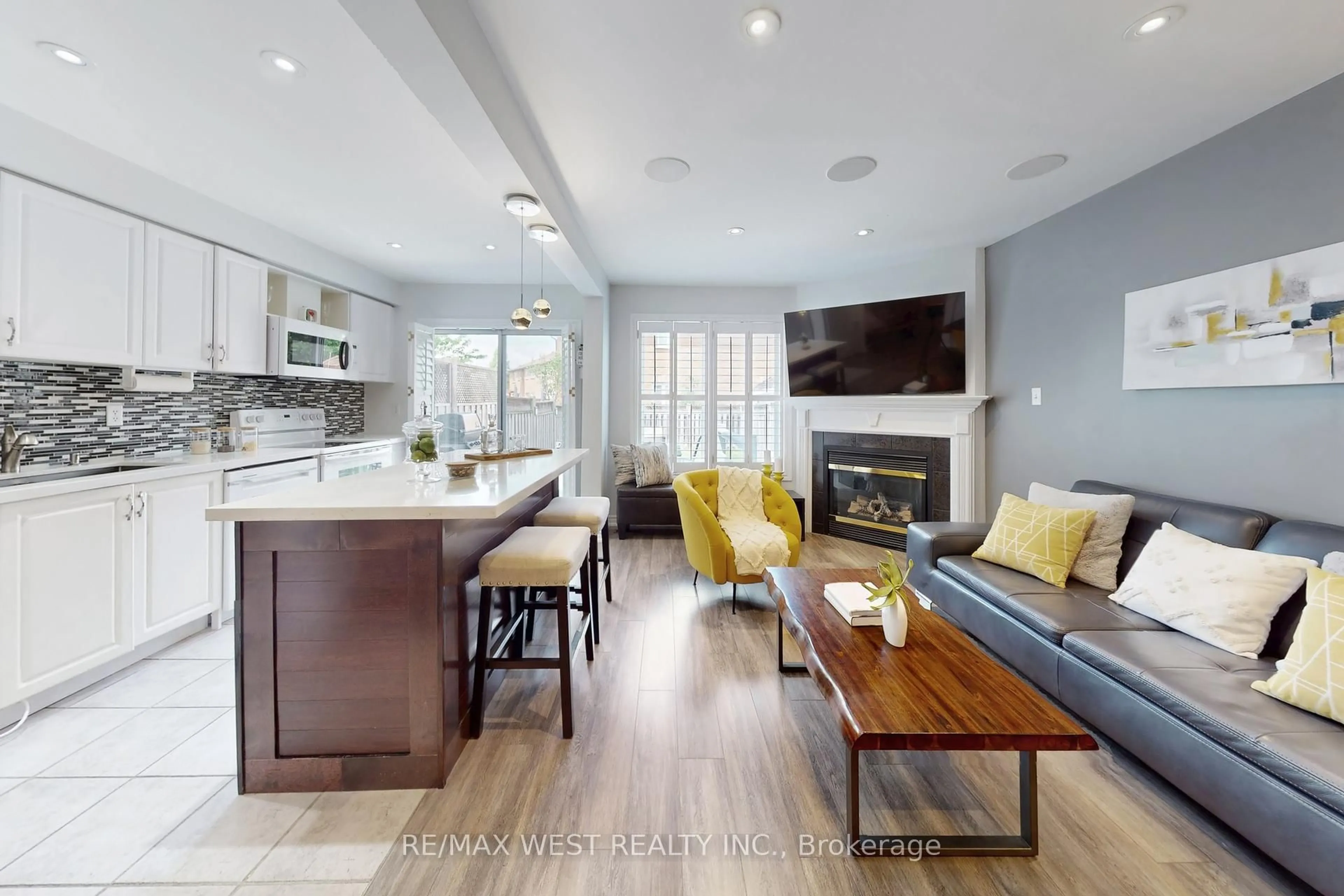 Open concept kitchen, unknown for 6 Mistleflower Crt, Richmond Hill Ontario L4E 3T4