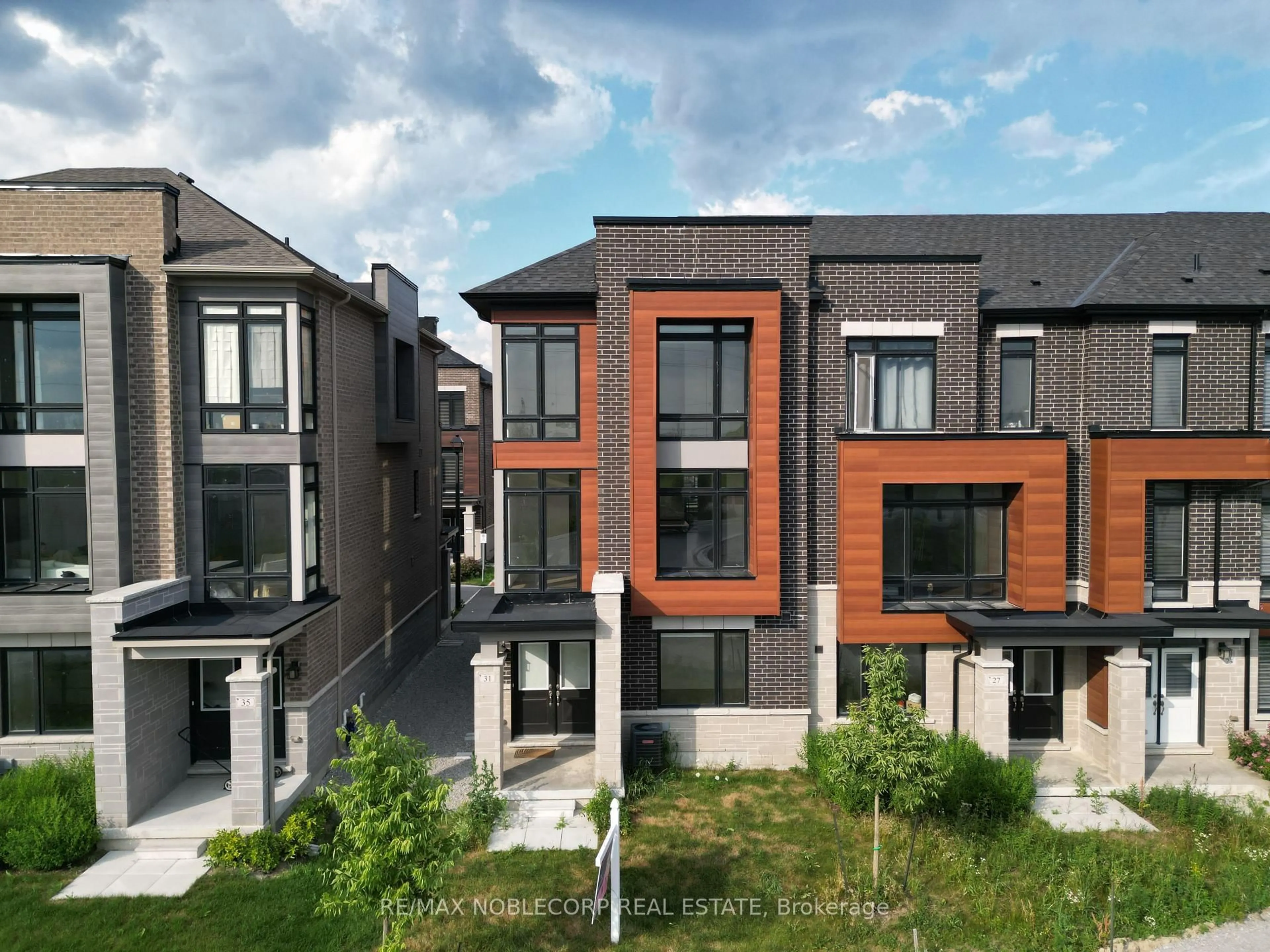 Unknown for 31 Holyrood Cres, Vaughan Ontario L4H 5G2