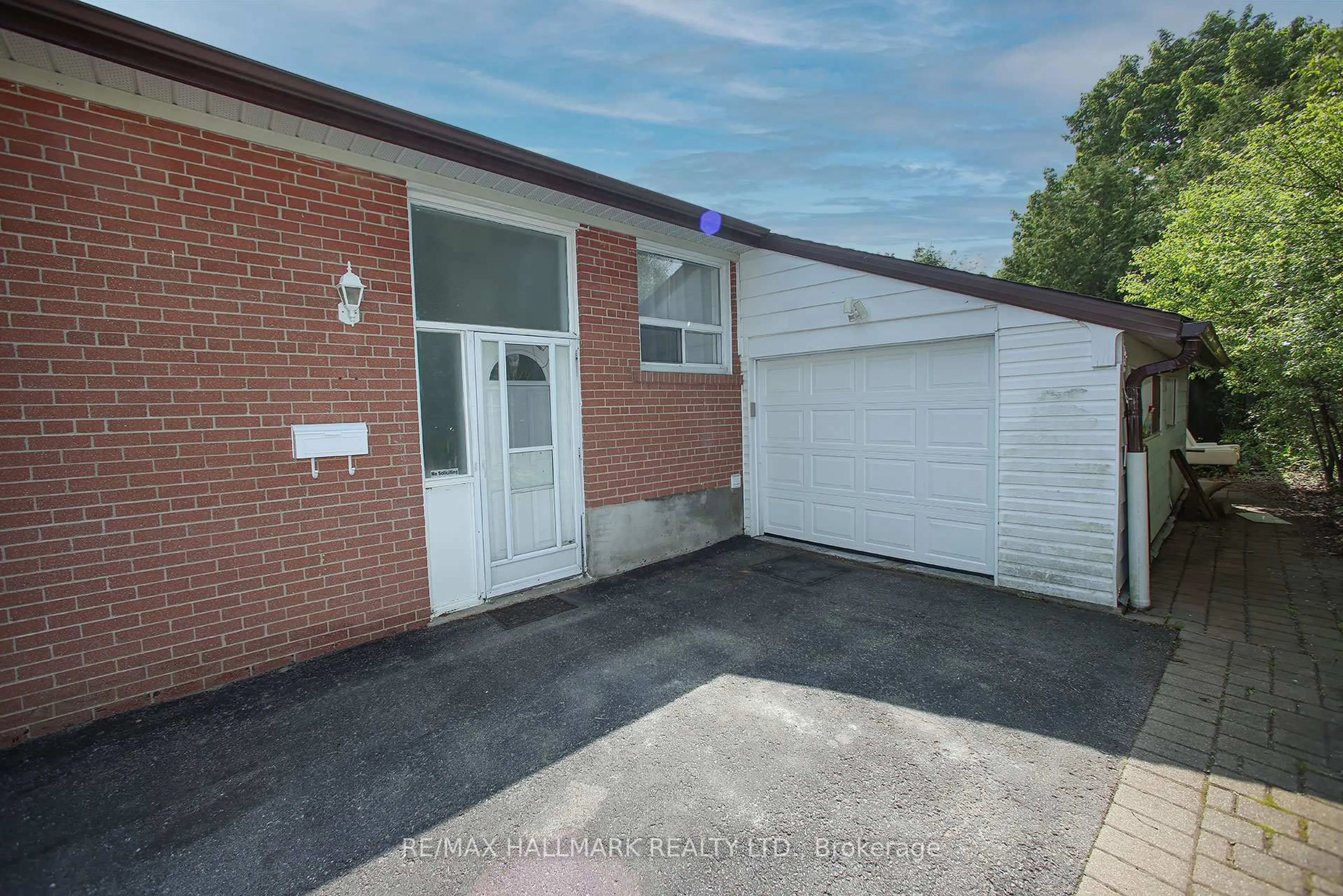A pic from outside/outdoor area/front of a property/back of a property/a pic from drone, street for 33 Patrick Dr, Aurora Ontario L4G 2A6