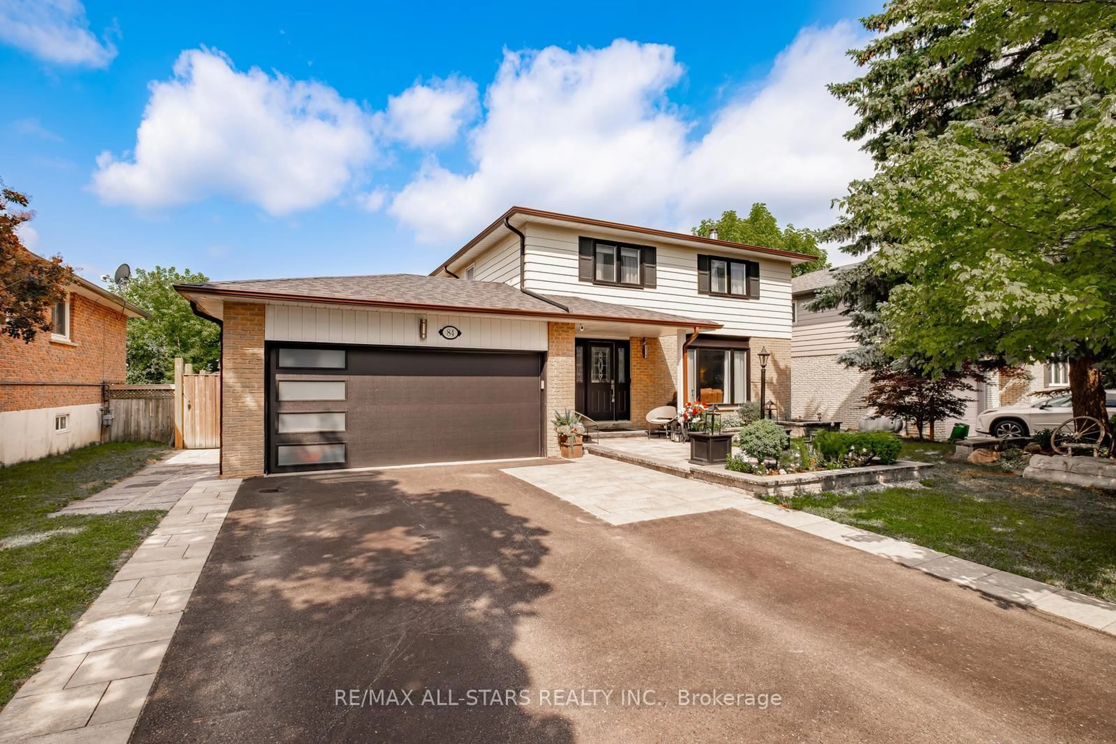 Home with brick exterior material, street for 84 Thicketwood Blvd, Whitchurch-Stouffville Ontario L4A 4K6