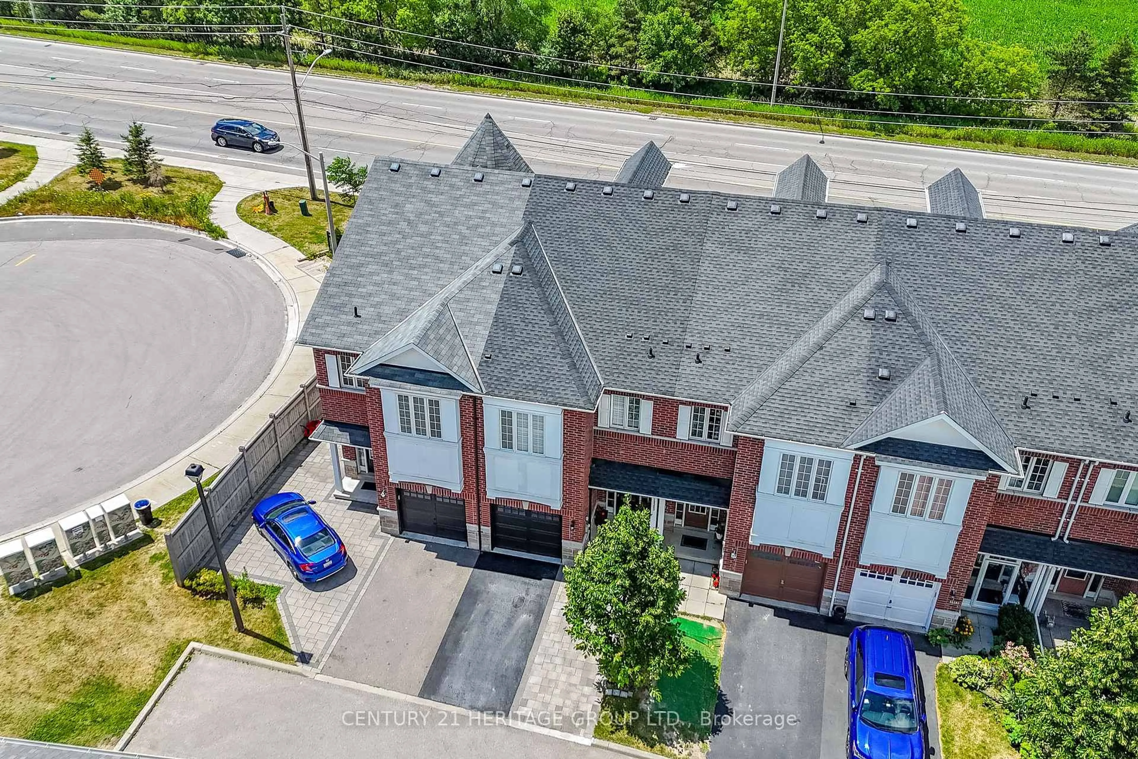 A pic from outside/outdoor area/front of a property/back of a property/a pic from drone, street for 13303 Bathurst St, Richmond Hill Ontario L4E 0Z6