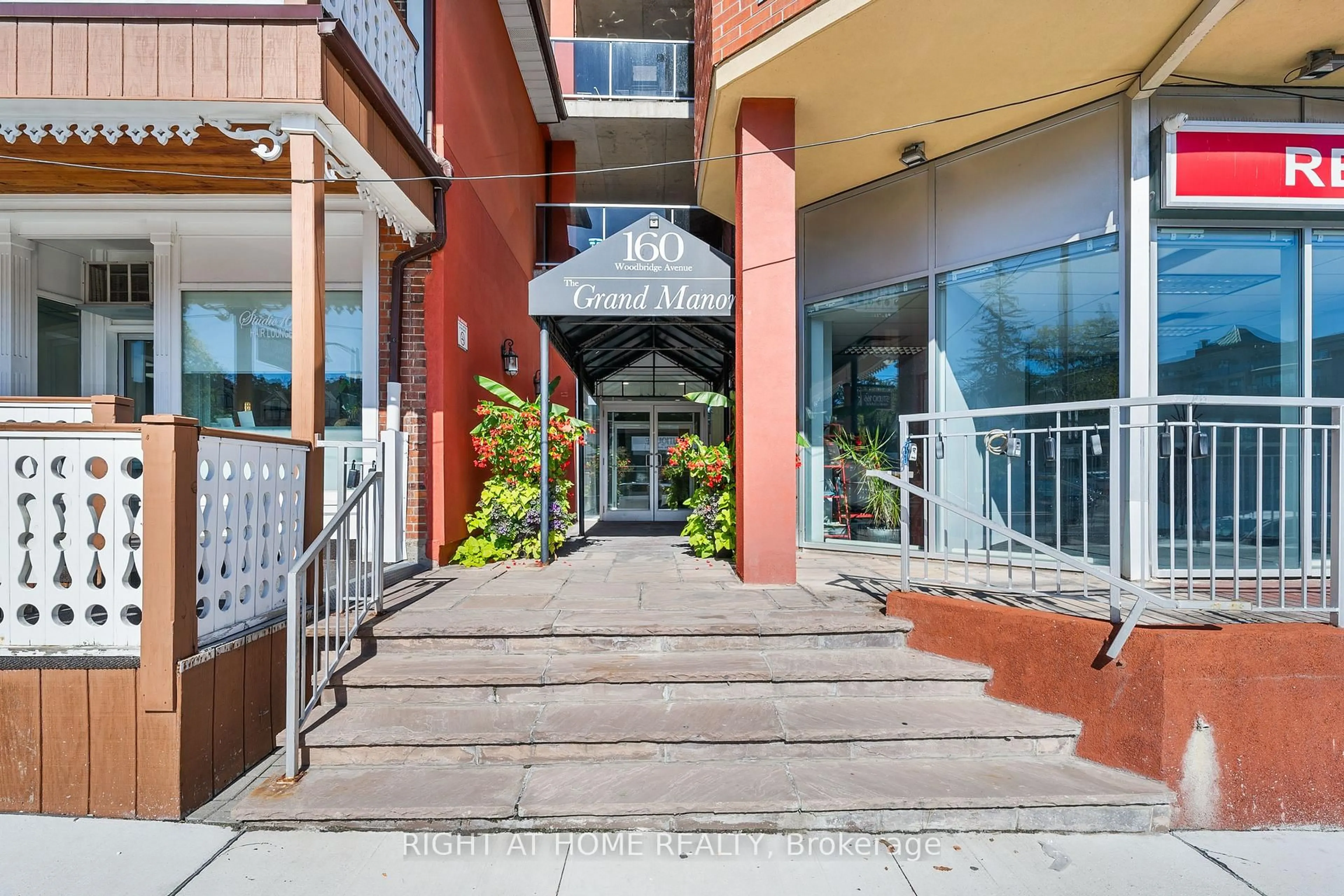 Indoor foyer for 160 Woodbridge Ave #401, Vaughan Ontario L4L 0B8