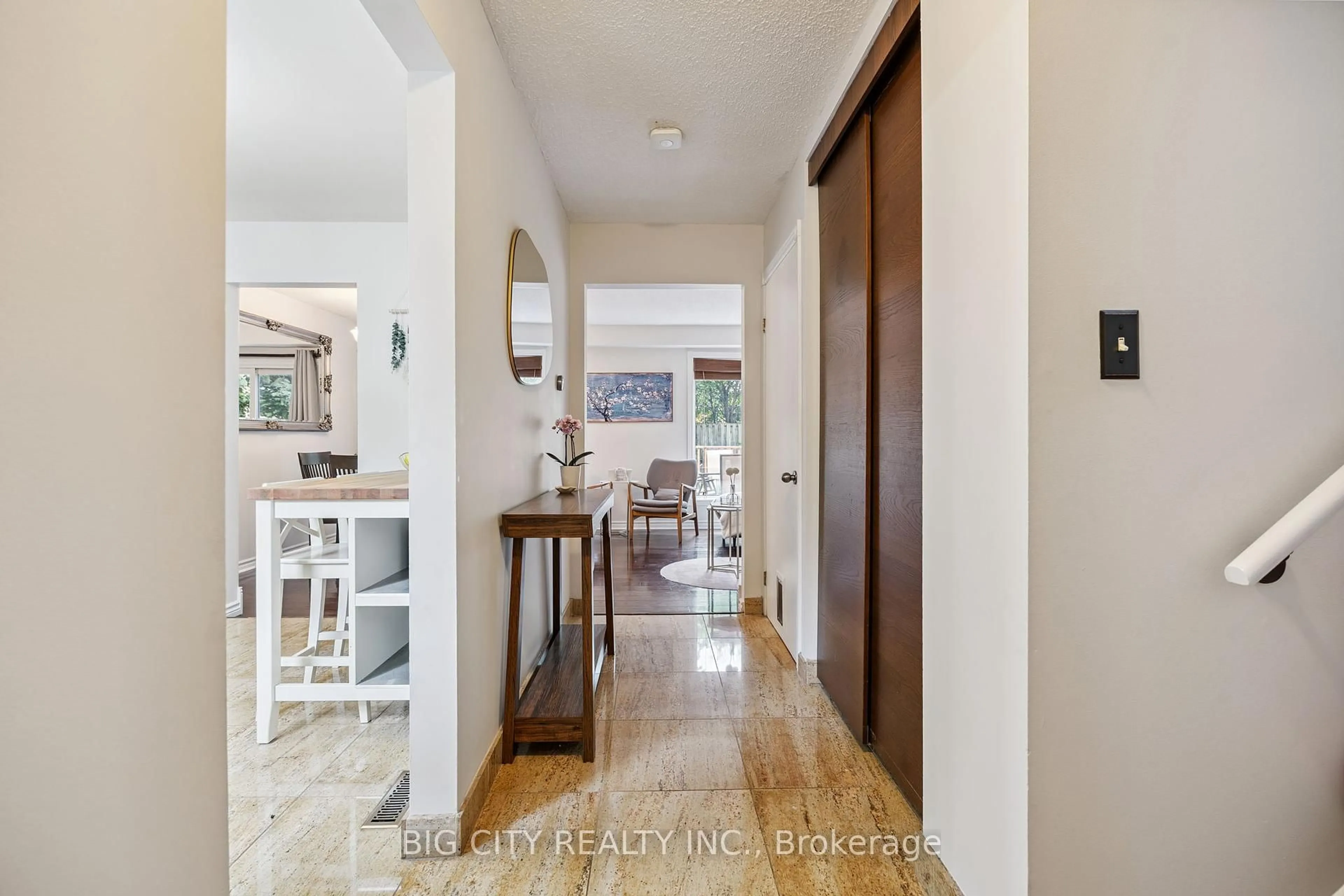 Indoor entryway for 62 Lund St, Richmond Hill Ontario L4C 5V7