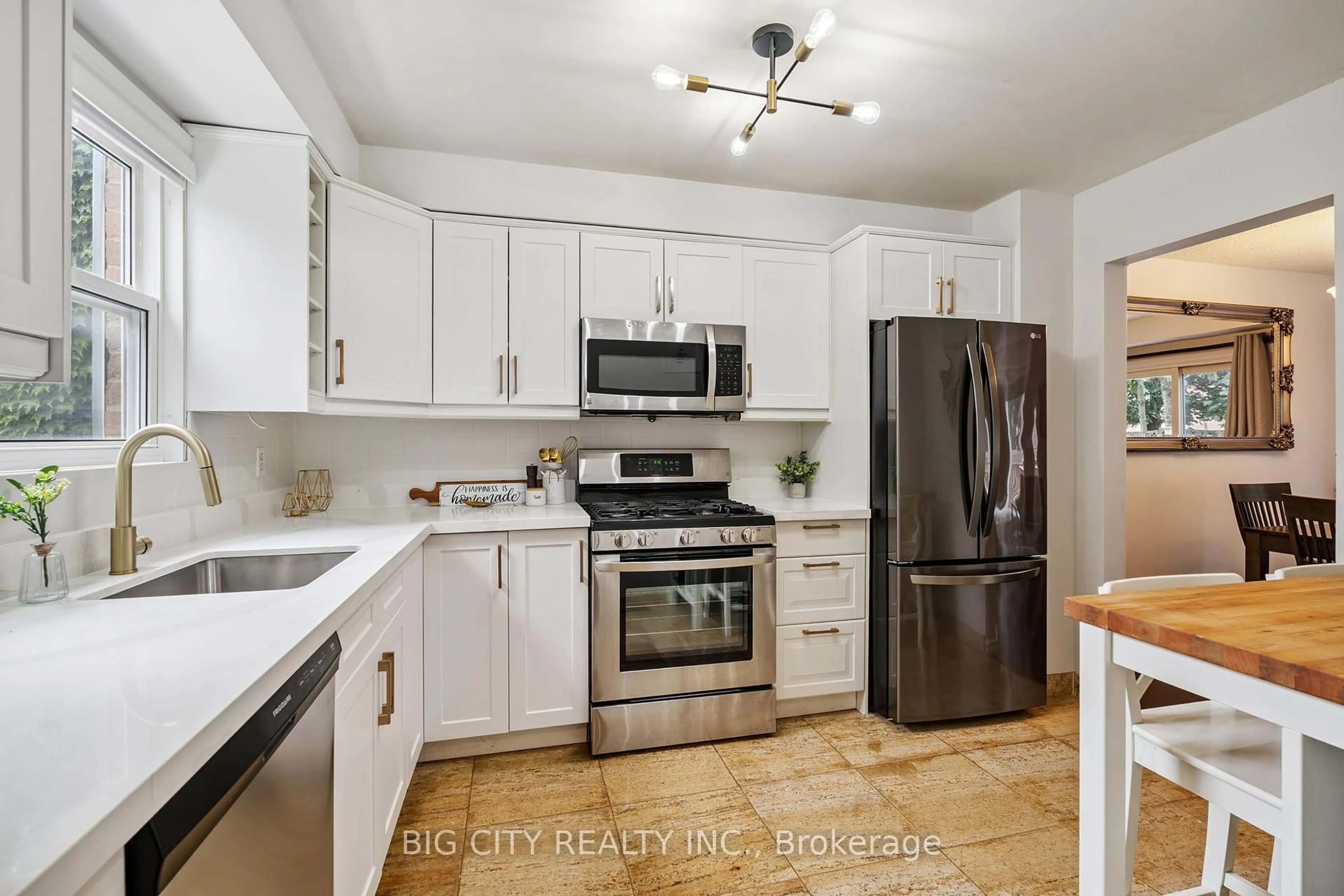 Standard kitchen, unknown for 62 Lund St, Richmond Hill Ontario L4C 5V7