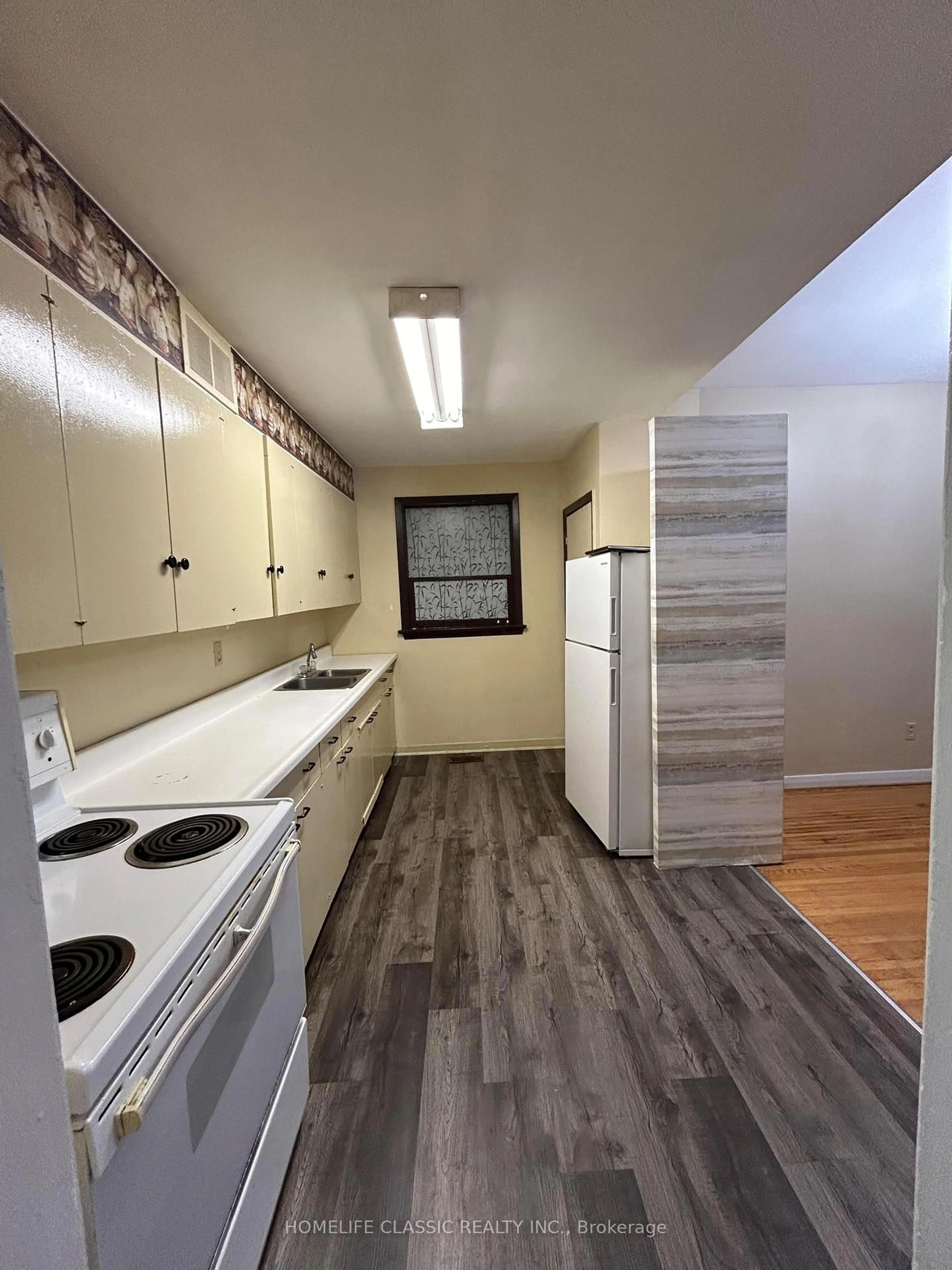 Standard kitchen, unknown for 74 Richmond St, Richmond Hill Ontario L4C 3Y4