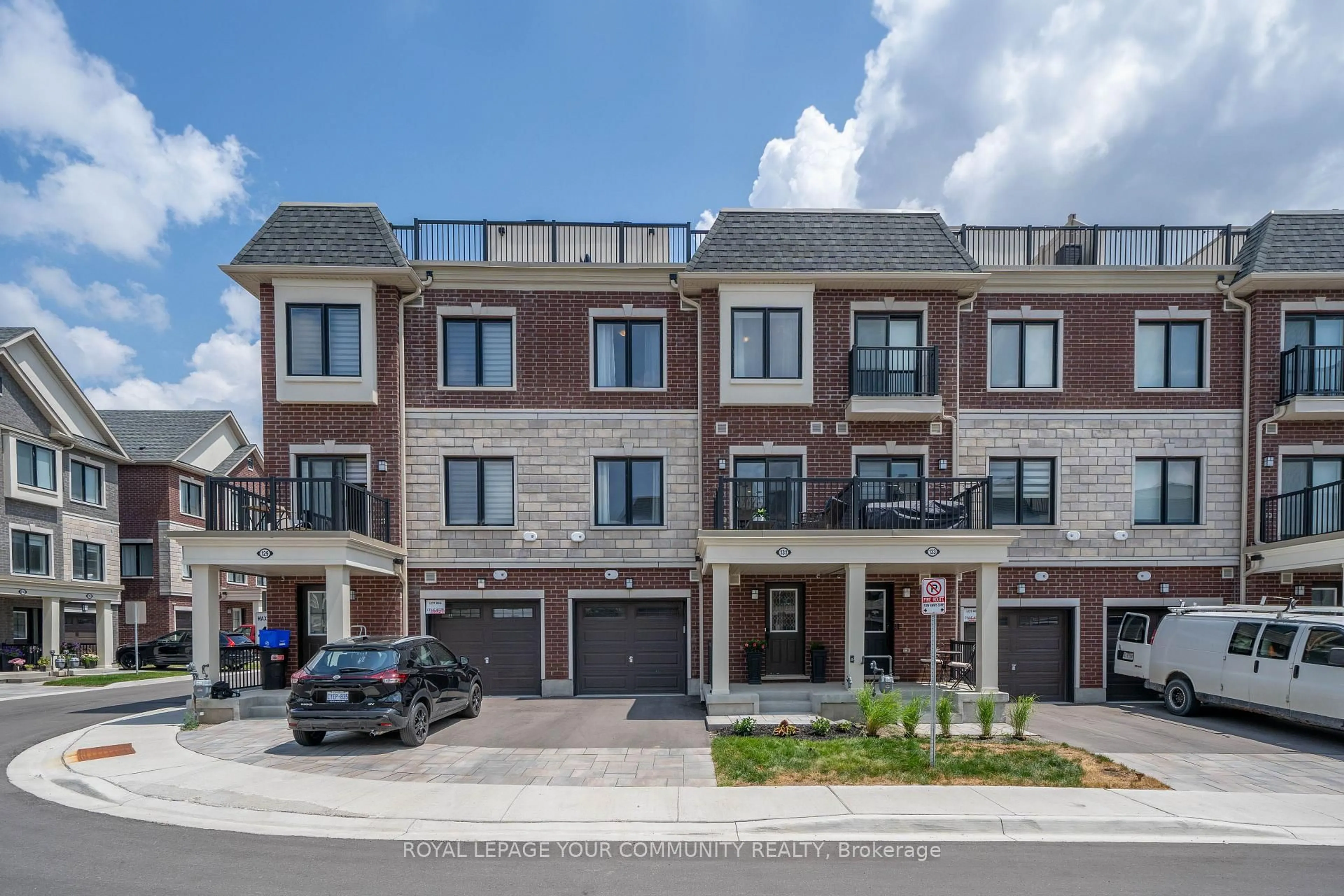 A pic from outside/outdoor area/front of a property/back of a property/a pic from drone, street for 131 Covington Cres, Whitchurch-Stouffville Ontario L4A 4W8