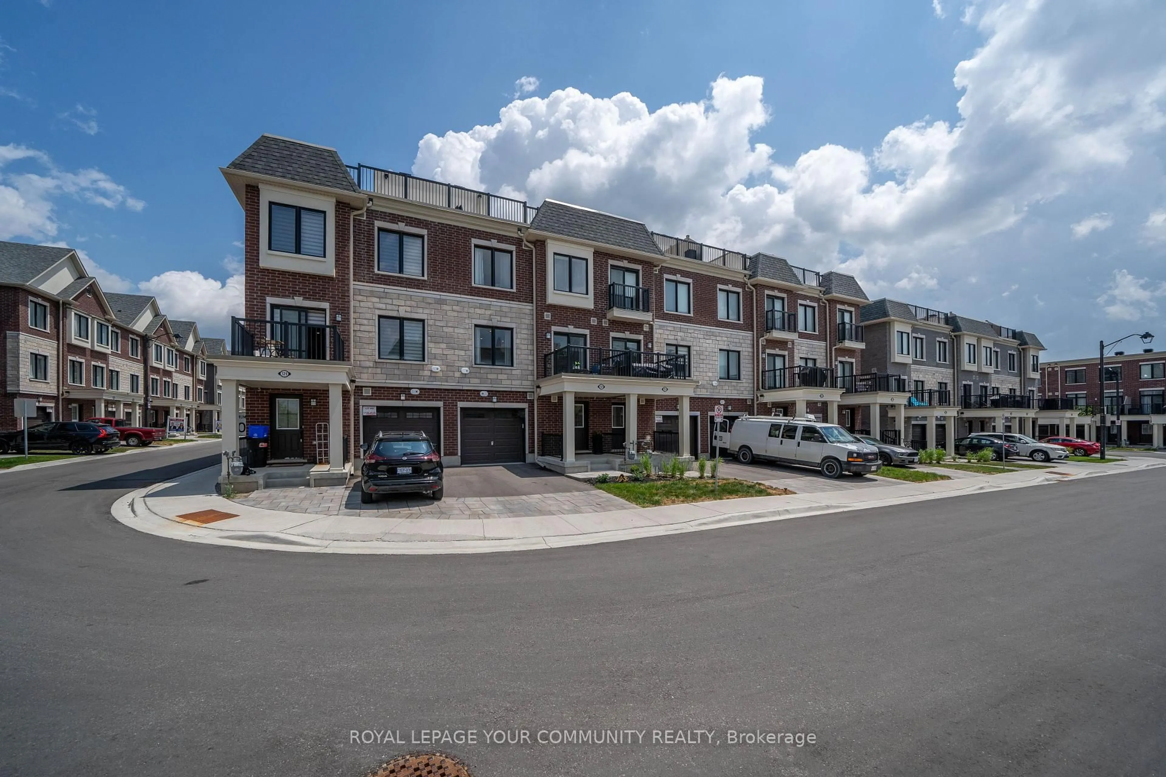 A pic from outside/outdoor area/front of a property/back of a property/a pic from drone, street for 131 Covington Cres, Whitchurch-Stouffville Ontario L4A 4W8