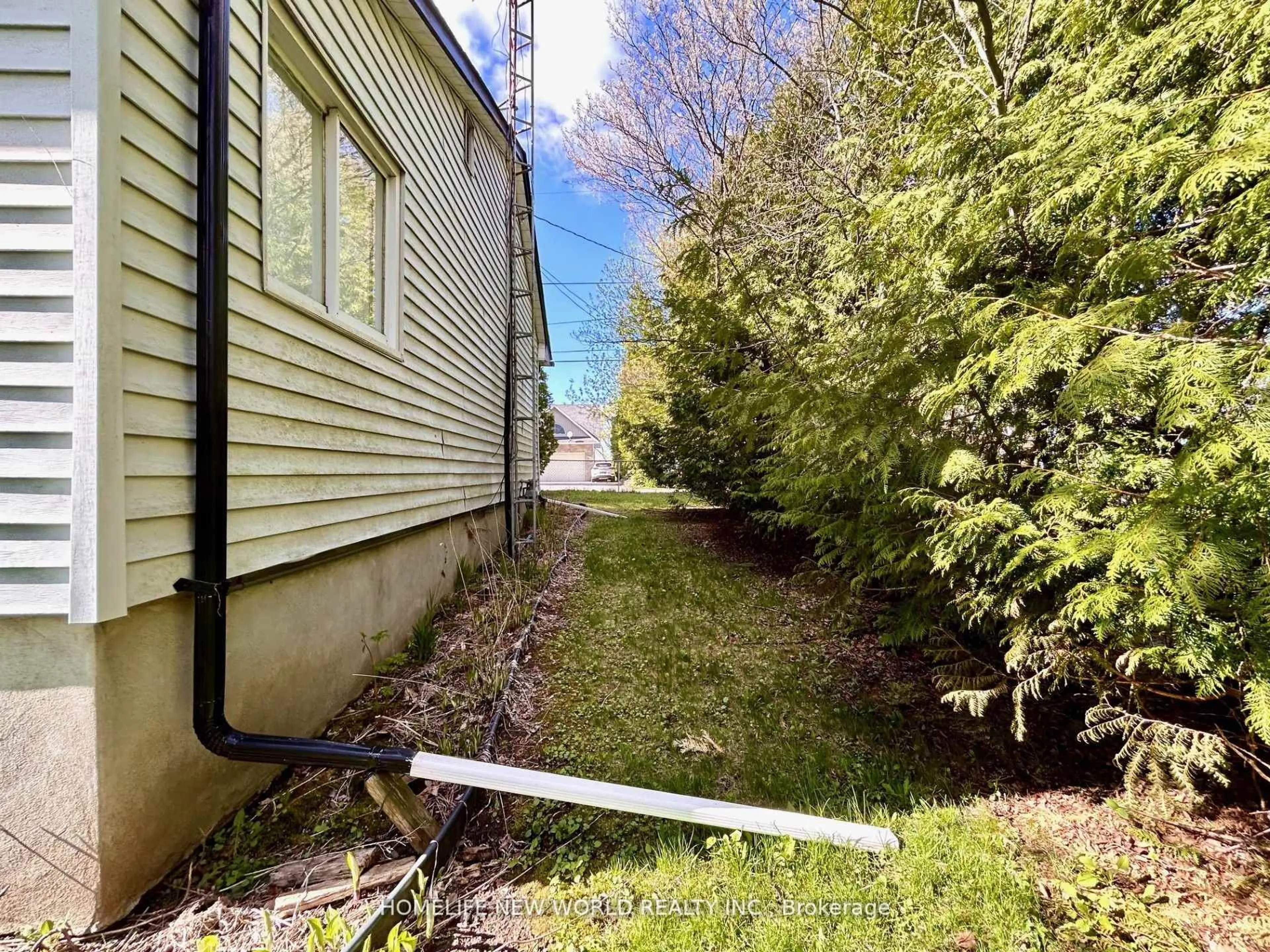 A pic from outside/outdoor area/front of a property/back of a property/a pic from drone, street for 39 Windsor Dr, Whitchurch-Stouffville Ontario L4A 7X3