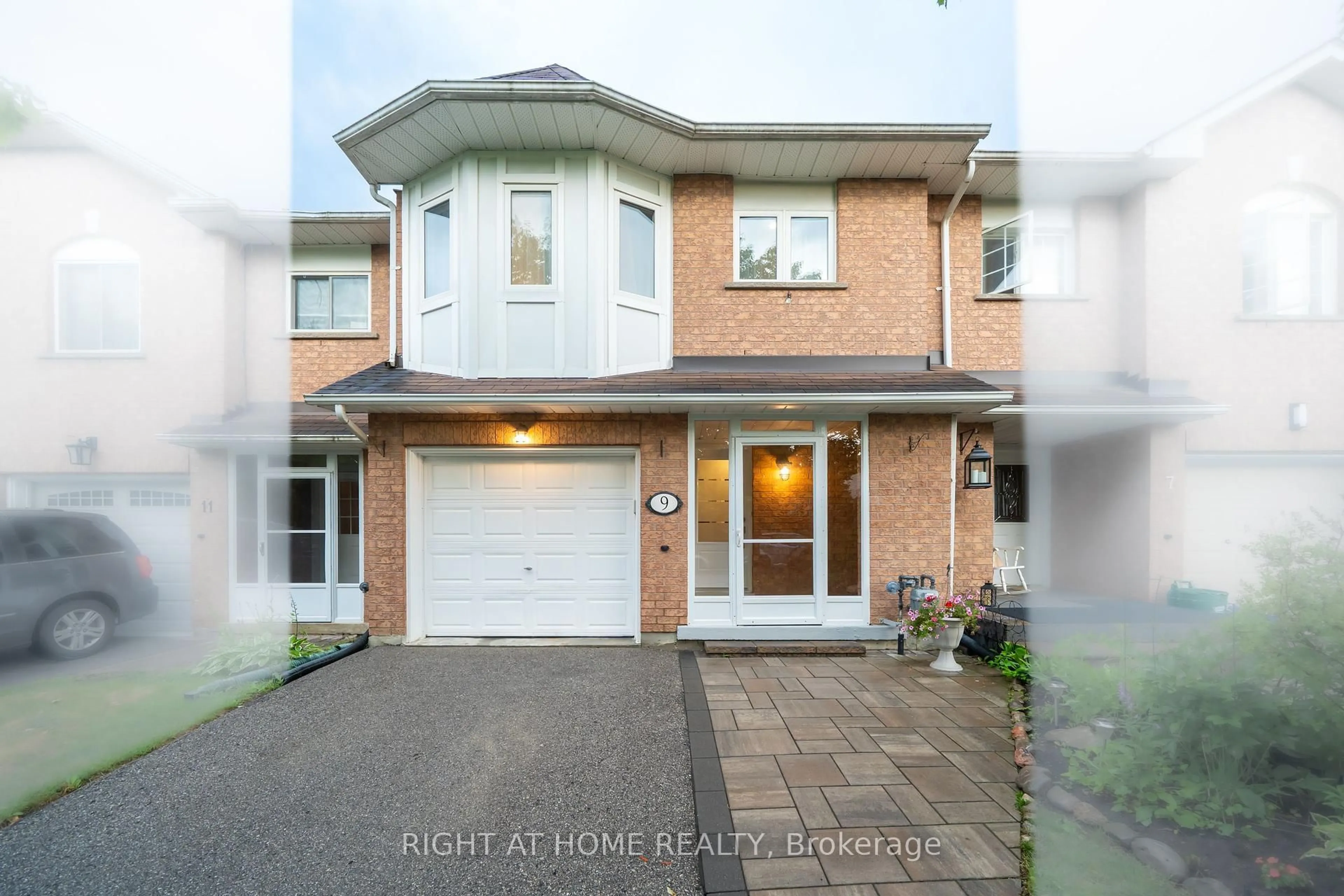 A pic from outside/outdoor area/front of a property/back of a property/a pic from drone, street for 9 Royal Cedar Crt, East Gwillimbury Ontario L9N 1R7