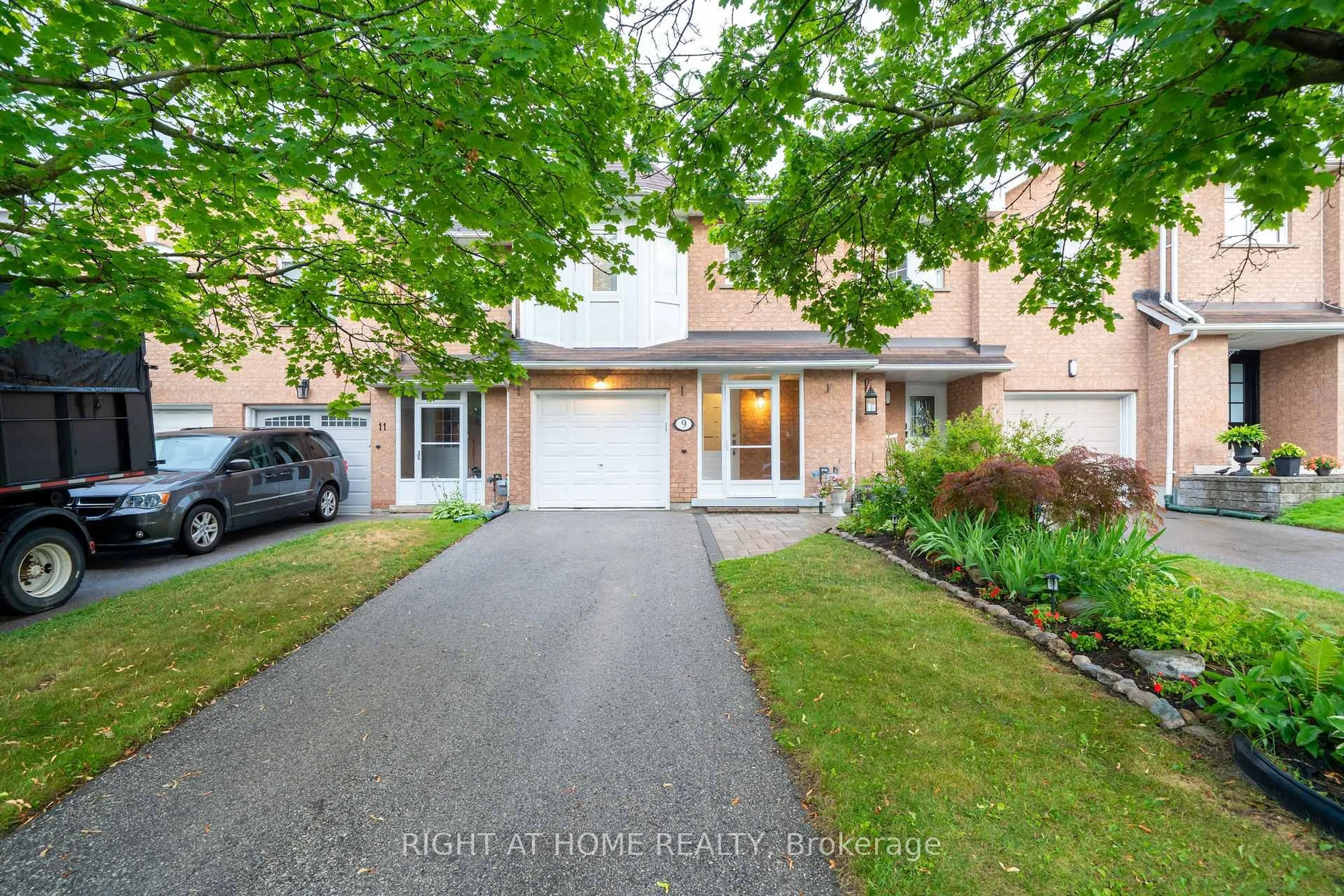 A pic from outside/outdoor area/front of a property/back of a property/a pic from drone, street for 9 Royal Cedar Crt, East Gwillimbury Ontario L9N 1R7