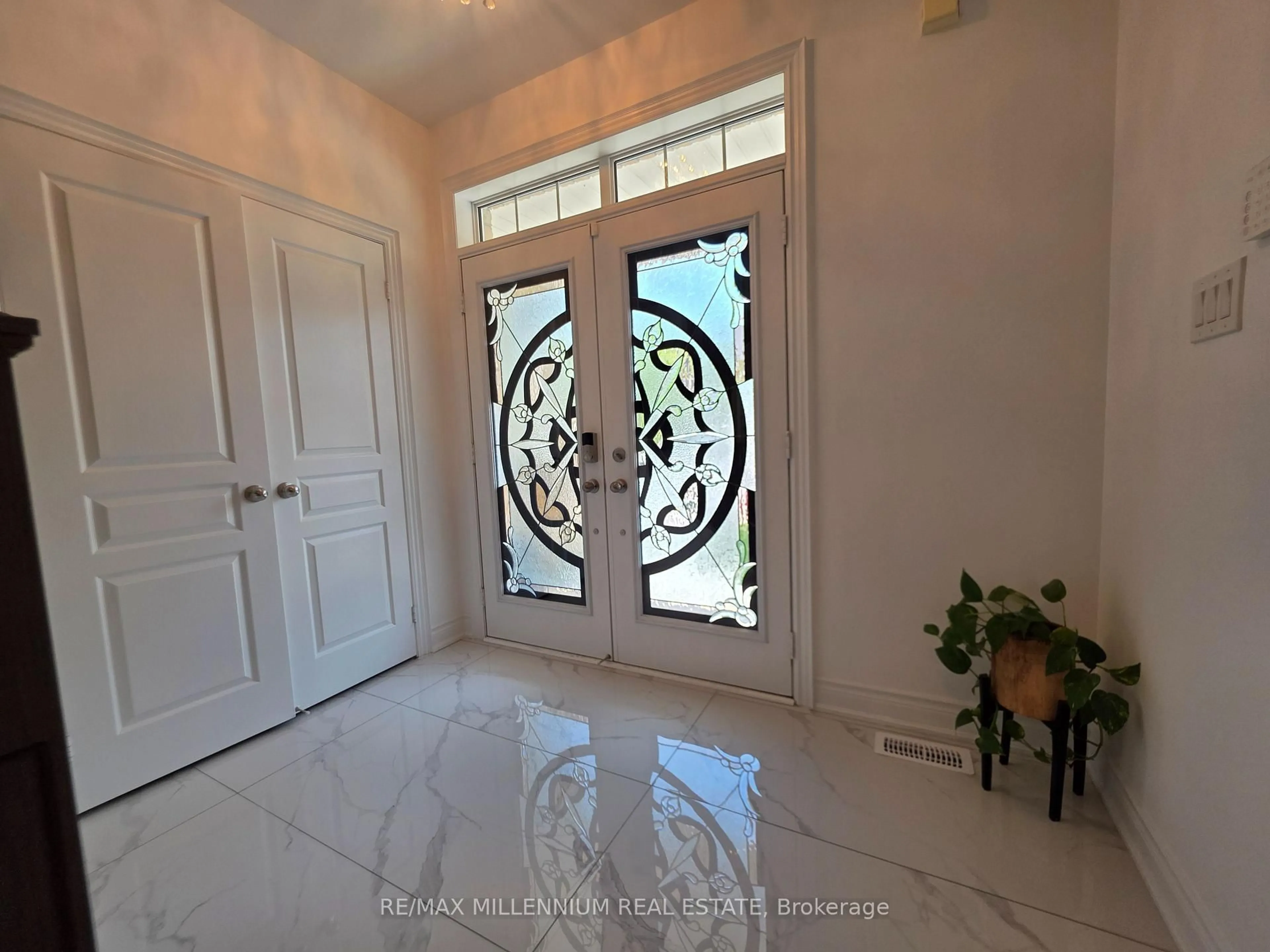 Indoor entryway for 72 Cranbrook Cres, Vaughan Ontario L4H 4H1