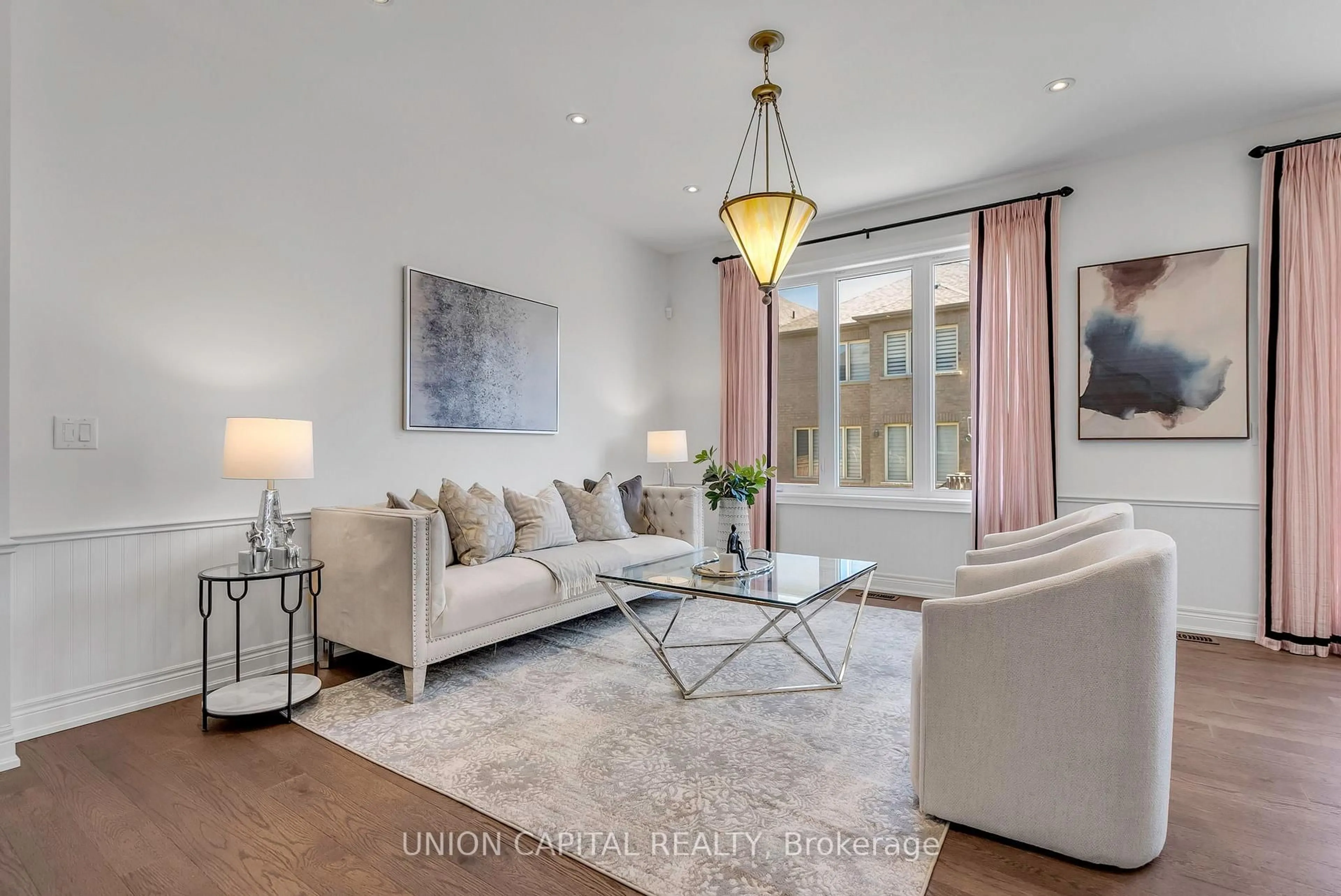 Living room with furniture, unknown for 130 Walter English Dr, East Gwillimbury Ontario L9N 0R8