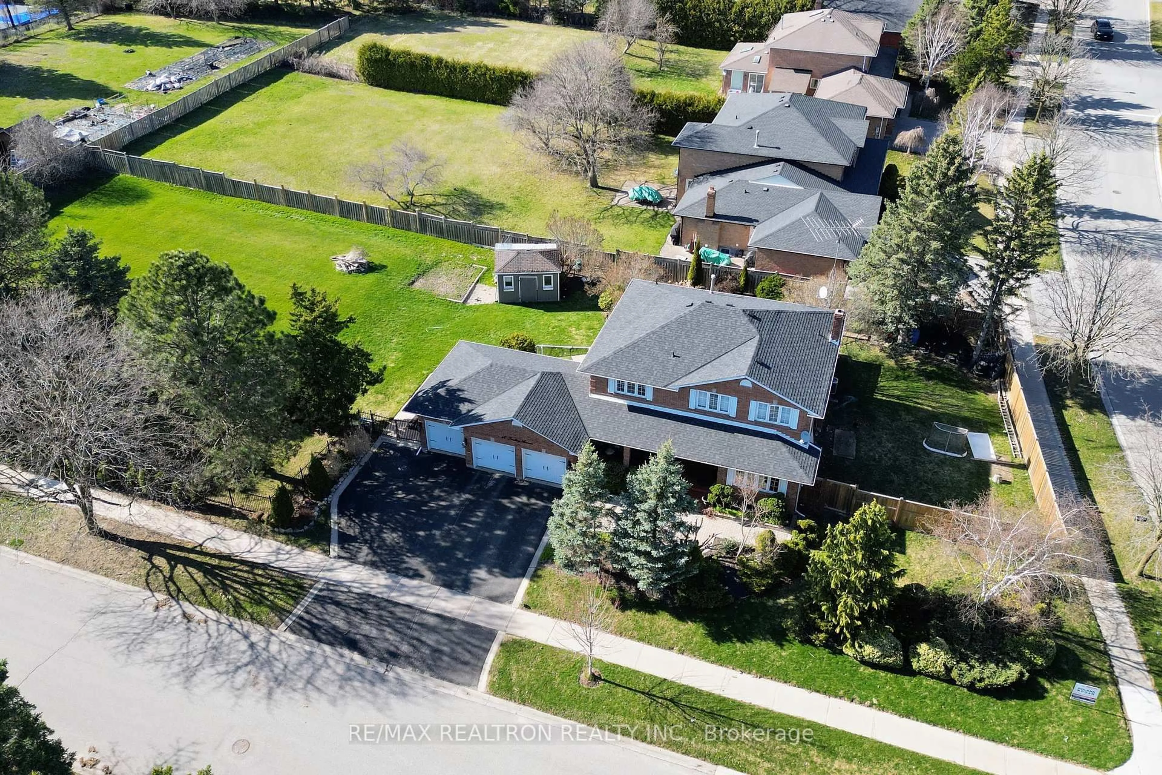 A pic from outside/outdoor area/front of a property/back of a property/a pic from drone, street for 80 Findlay Ave, King Ontario L7B 1E1