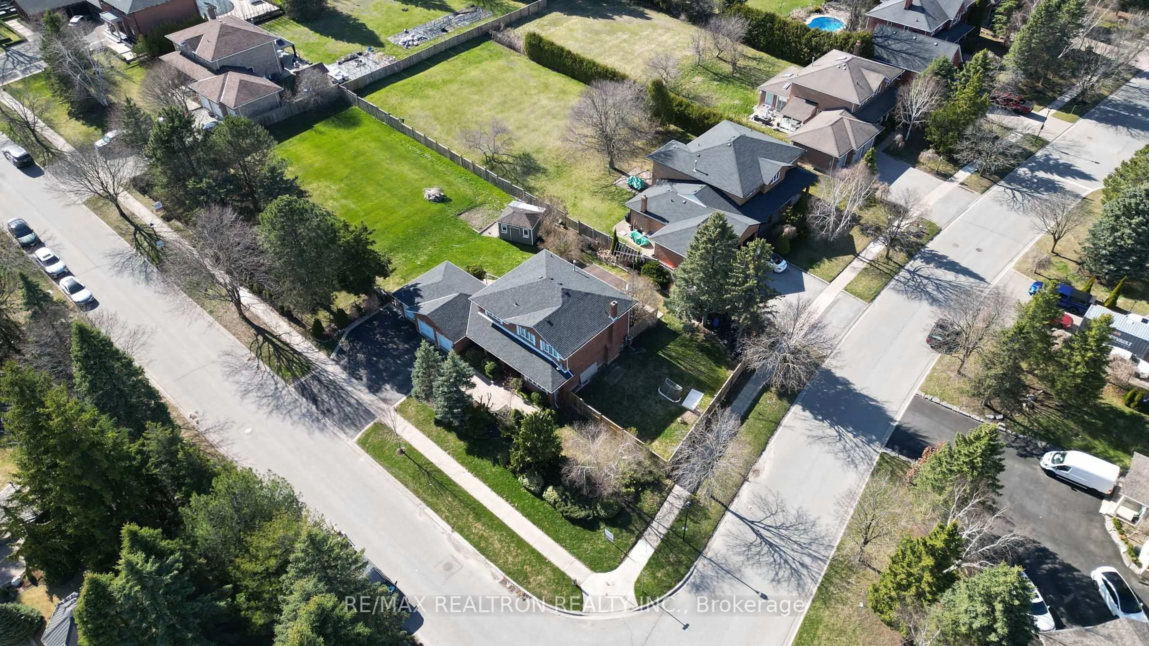 A pic from outside/outdoor area/front of a property/back of a property/a pic from drone, street for 80 Findlay Ave, King Ontario L7B 1E1