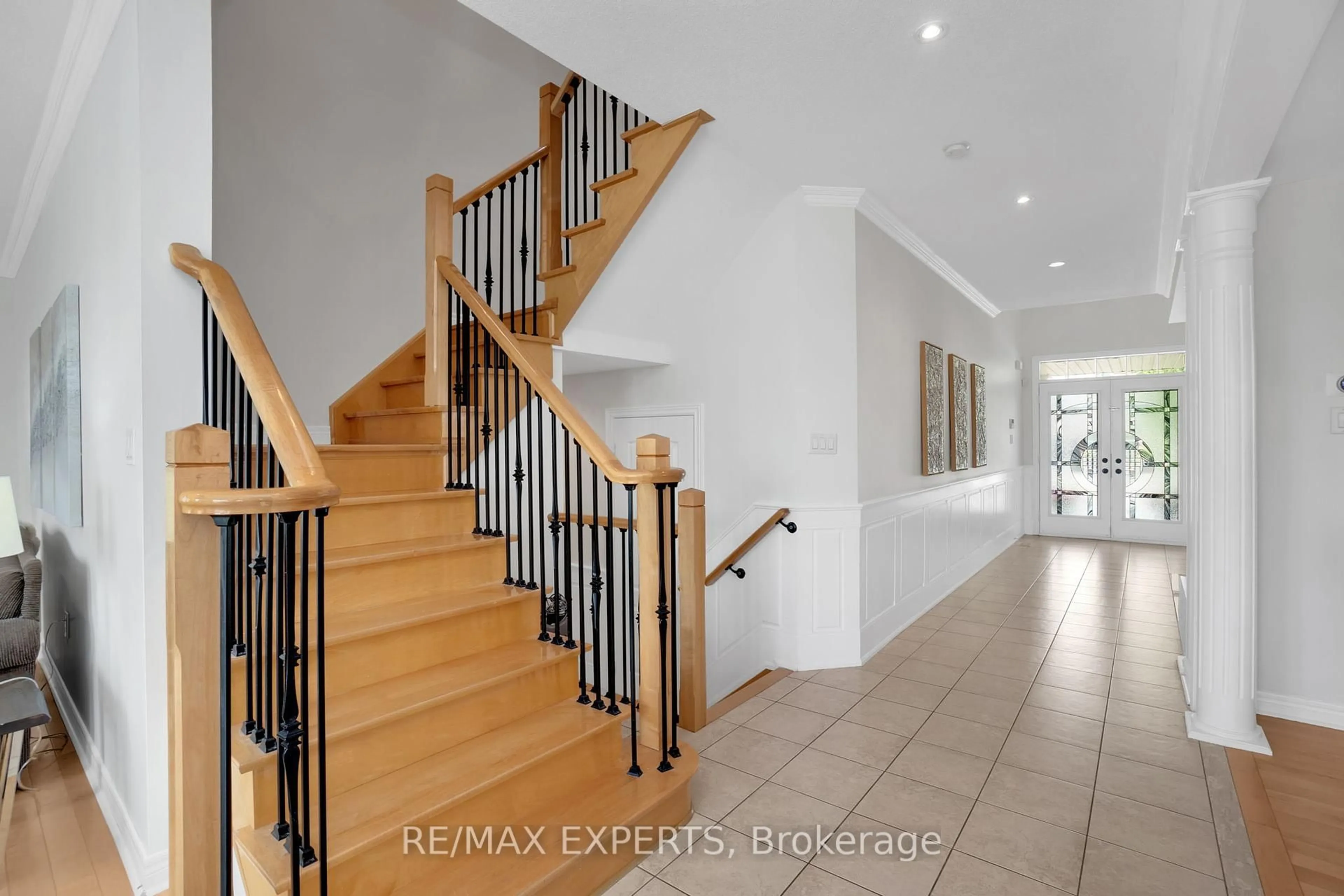 Indoor entryway for 75 Townwood Dr, Richmond Hill Ontario L4E 4T2