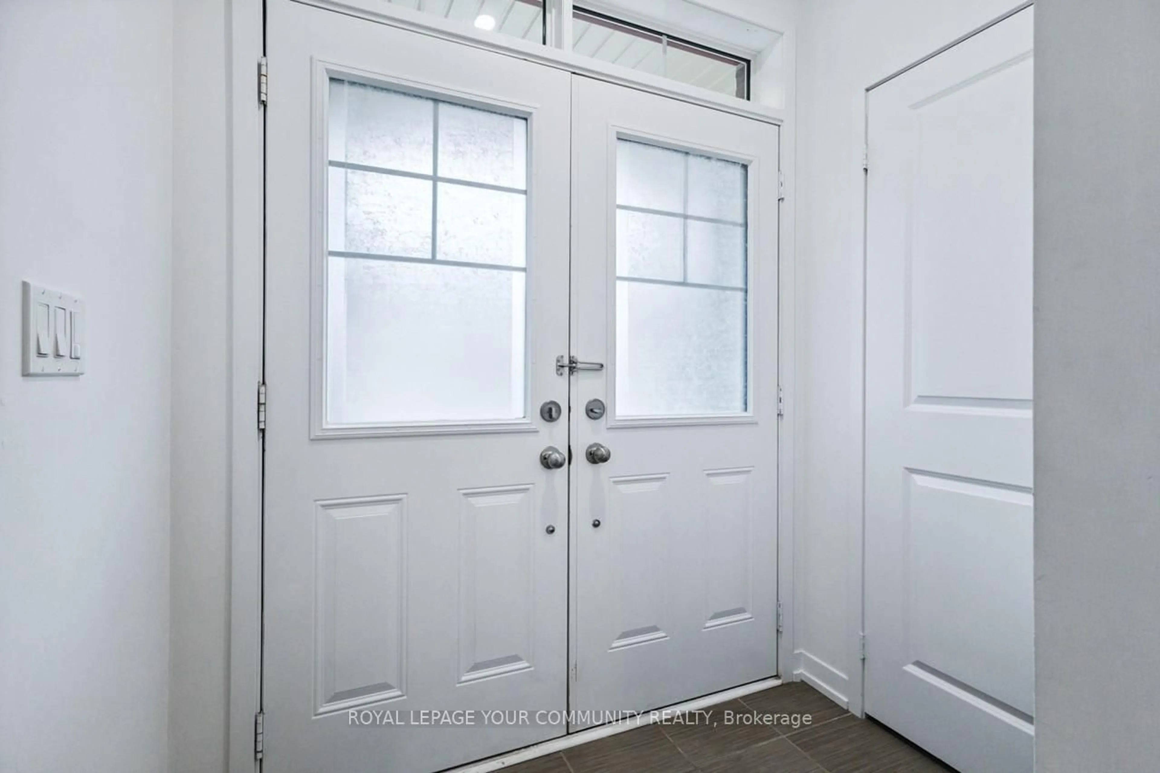 Indoor entryway for 125 Maguire Rd, Newmarket Ontario L3X 1B8