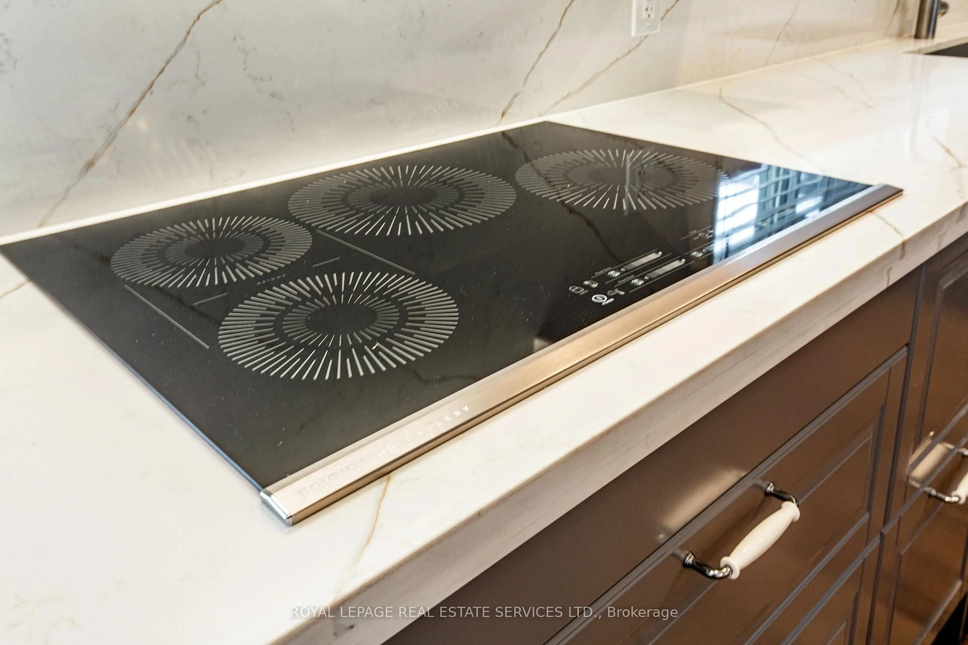 Contemporary kitchen, ceramic/tile floor for 27 Poplar Cres, Aurora Ontario L4G 3M4