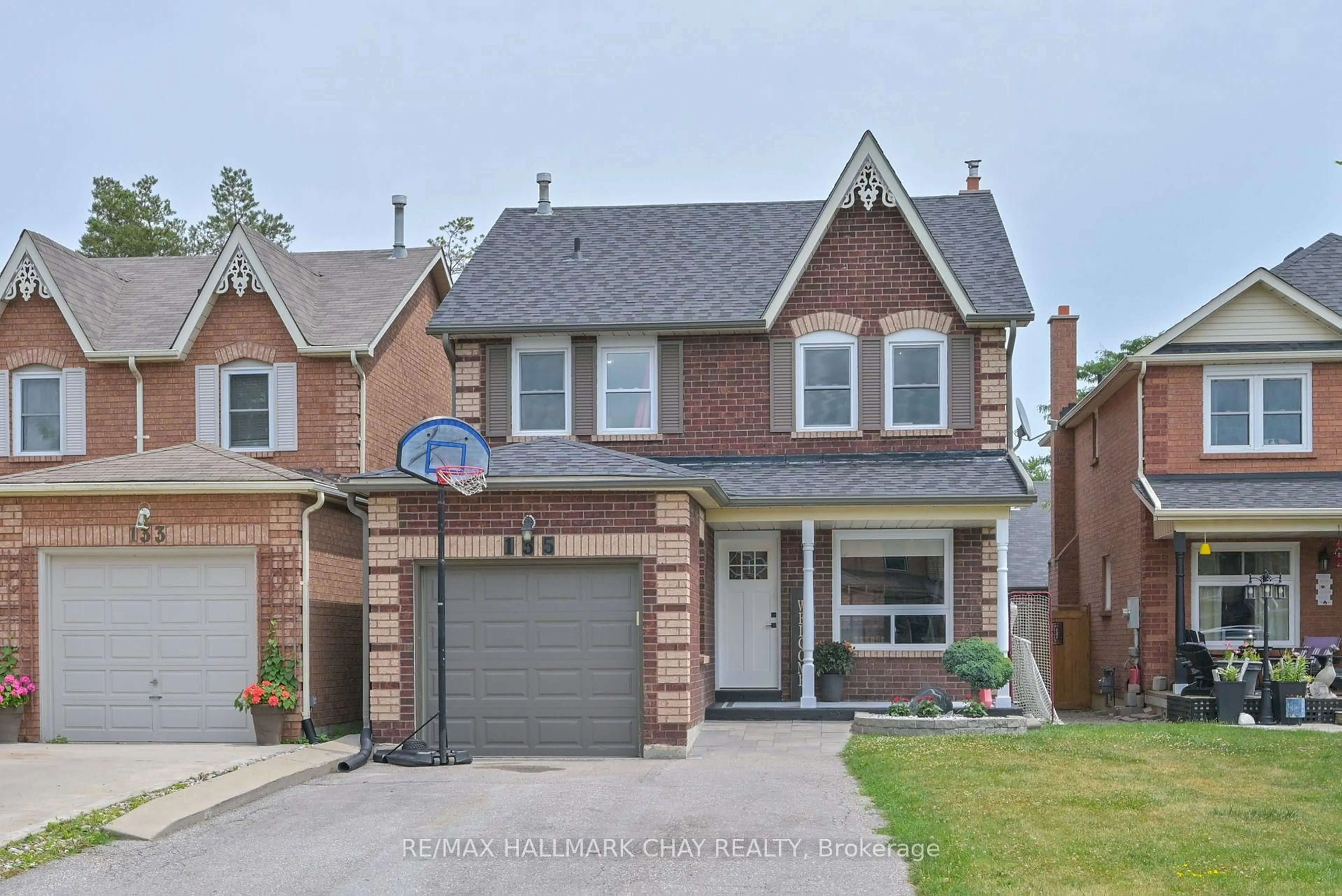 Home with brick exterior material, street for 135 Heydon Ave, New Tecumseth Ontario L9R 1N6
