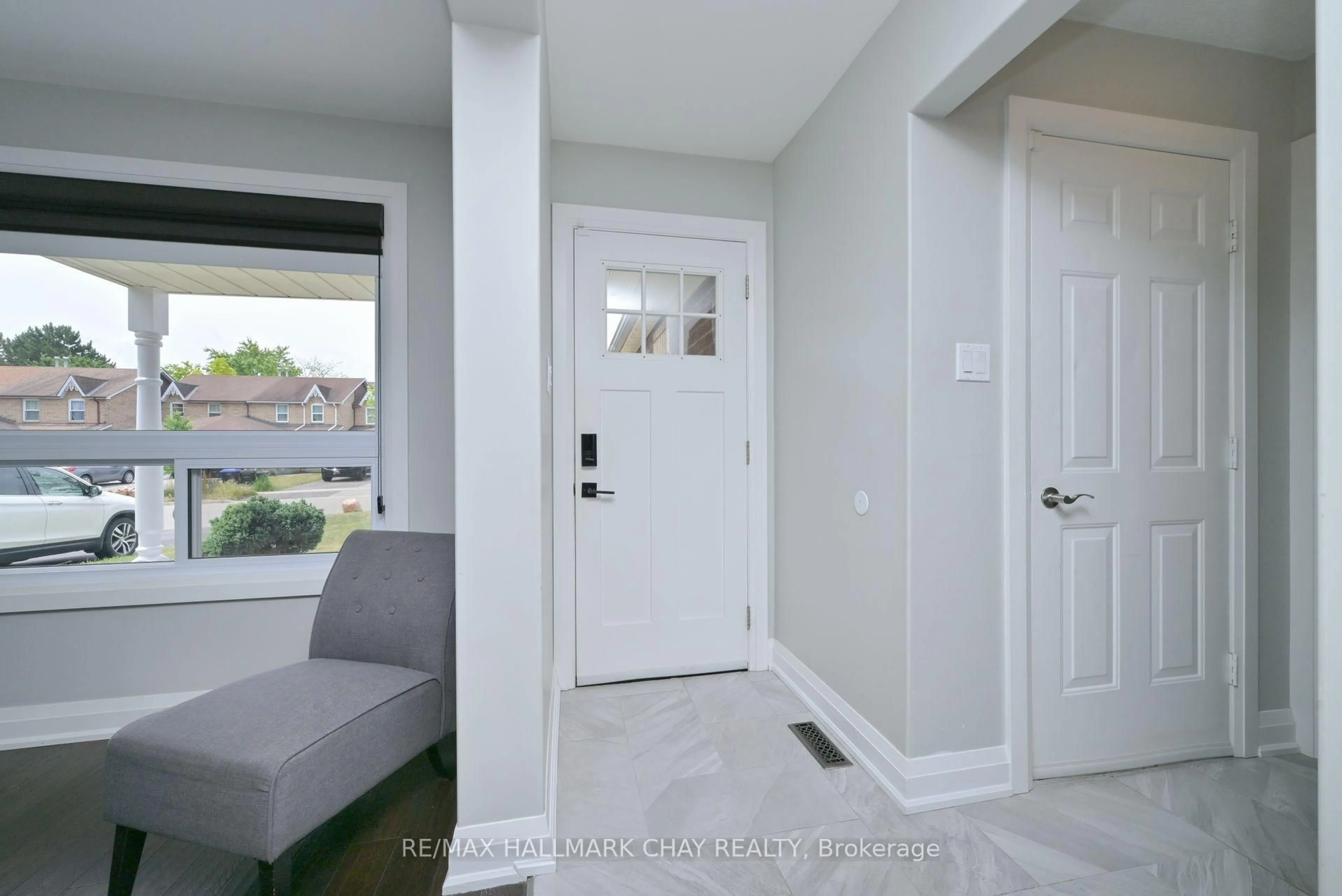 Indoor entryway for 135 Heydon Ave, New Tecumseth Ontario L9R 1N6