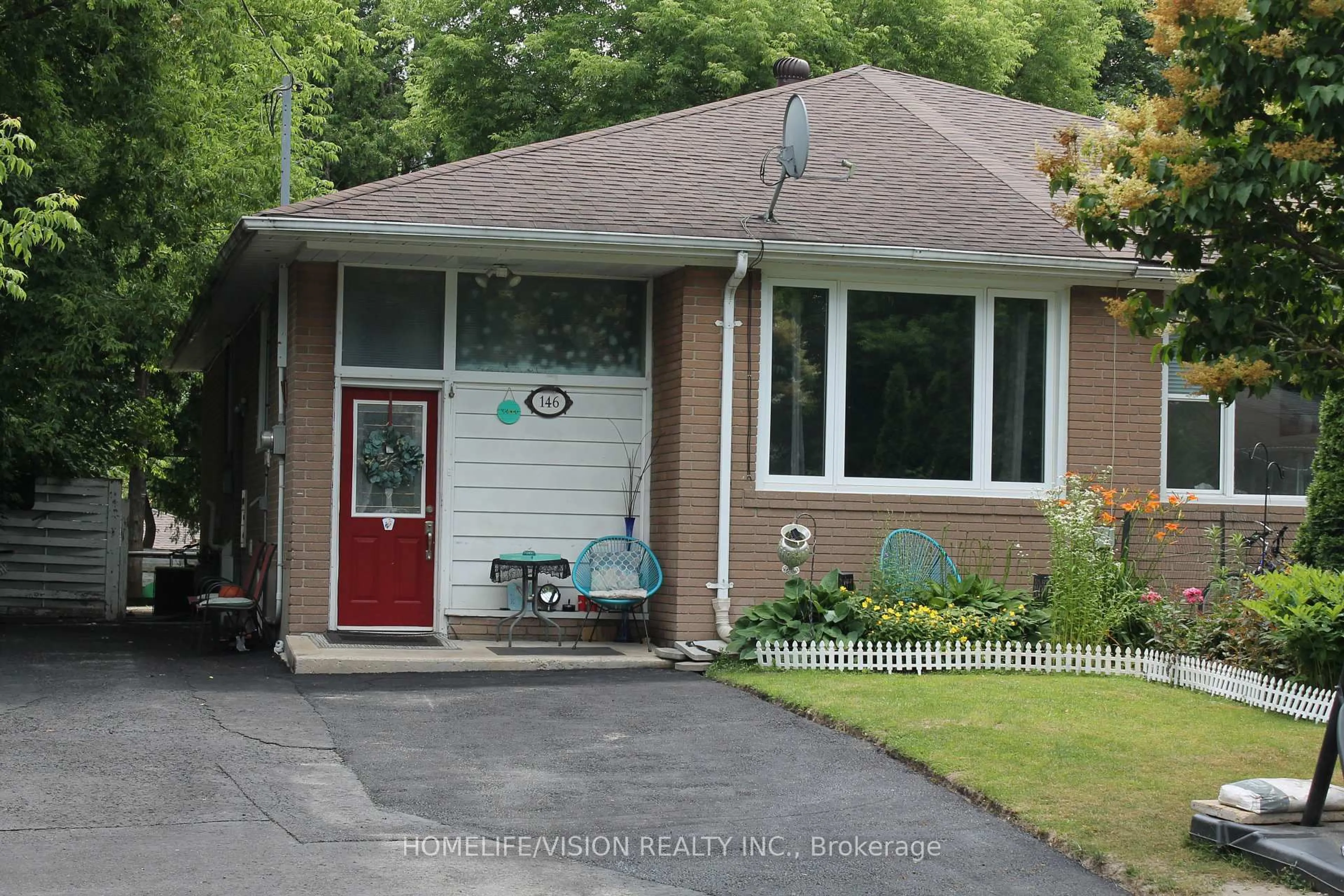 Home with vinyl exterior material, street for 146 Sheldon Ave, Newmarket Ontario L3Y 2V7