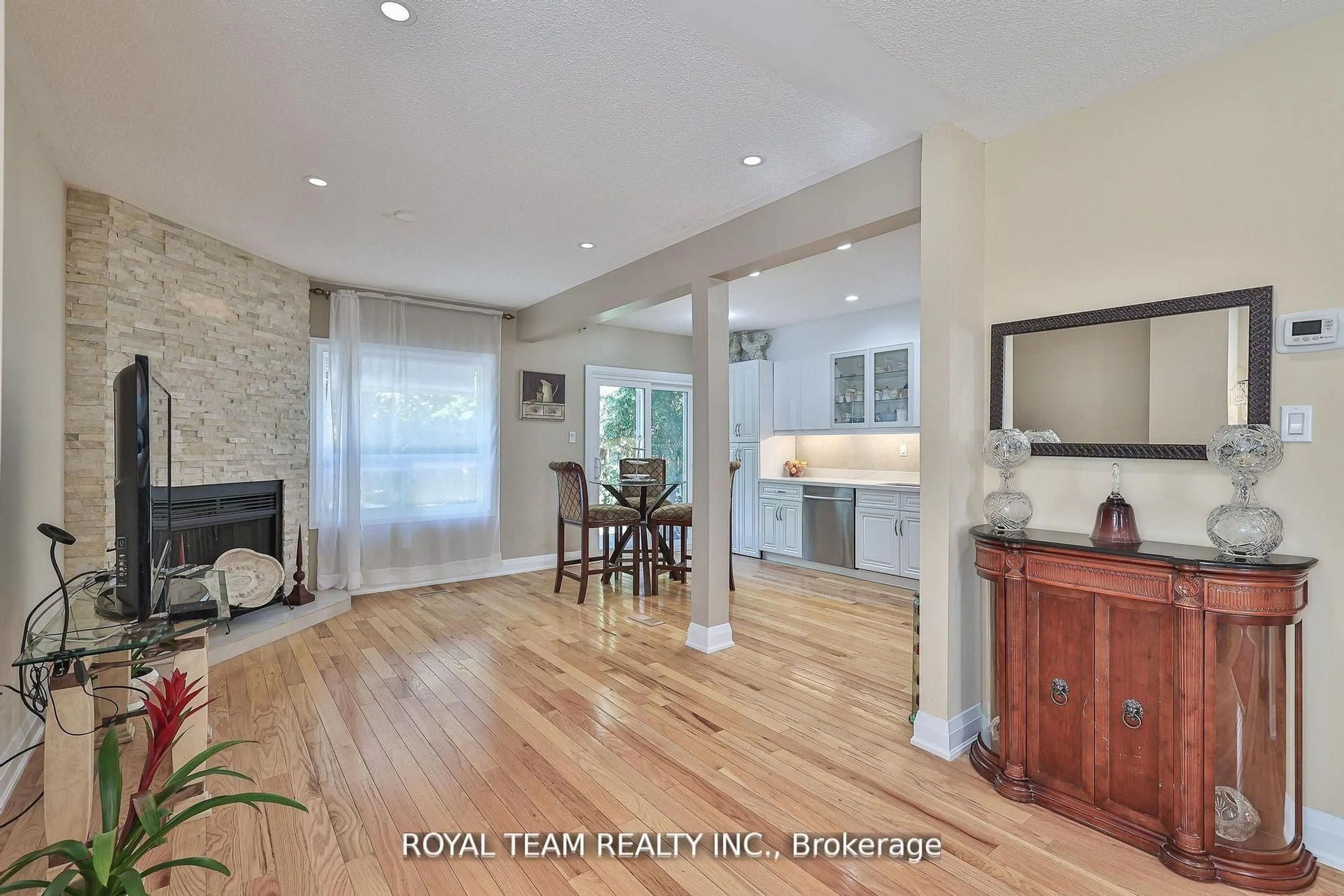 Open concept kitchen, unknown for 9 Springer Dr, Richmond Hill Ontario L4C 0E9