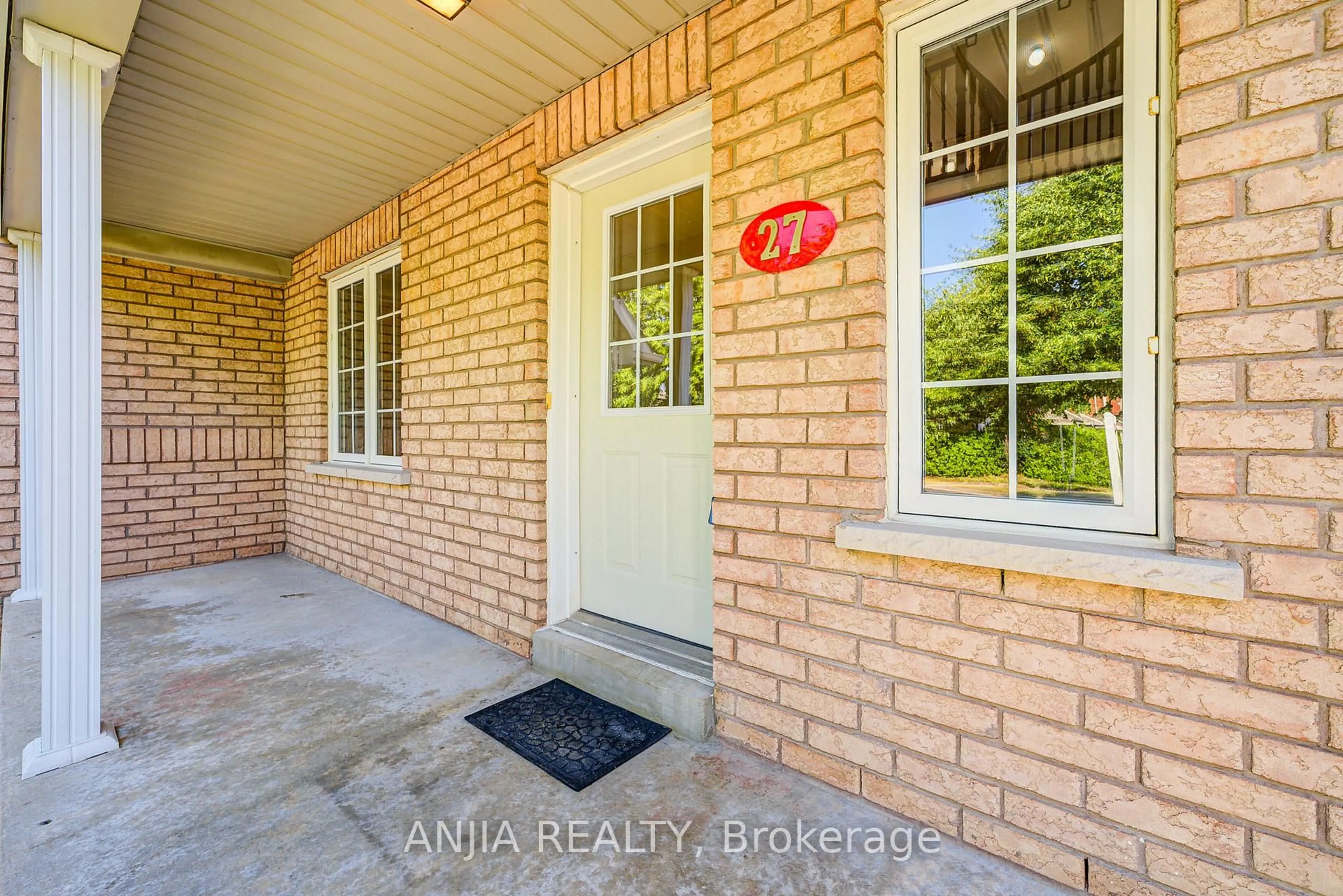Indoor entryway for 27 Piera Gdns, Markham Ontario L3R 5G8