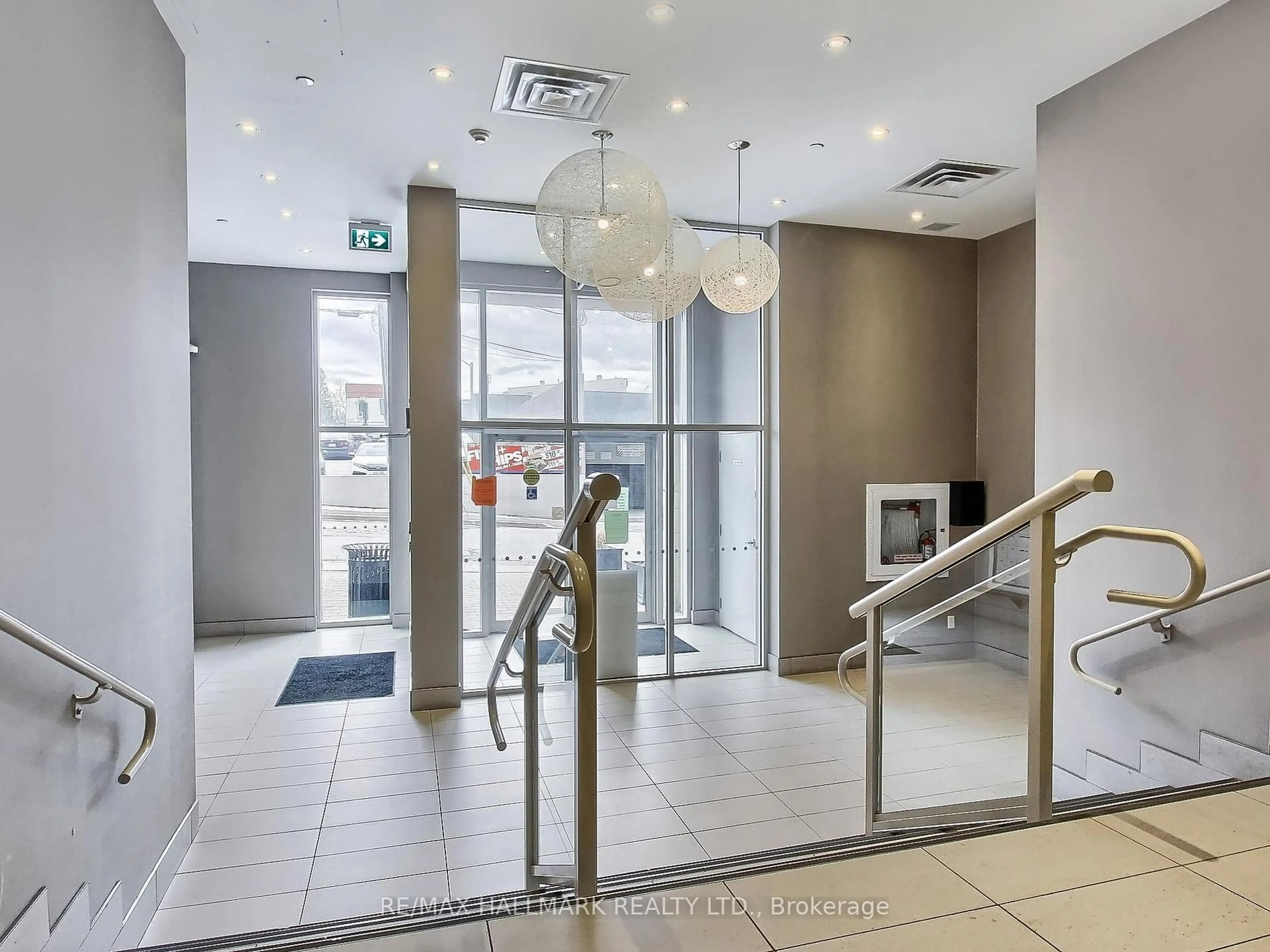 Indoor foyer for 15277 Yonge St #607, Aurora Ontario L4G 1Y3