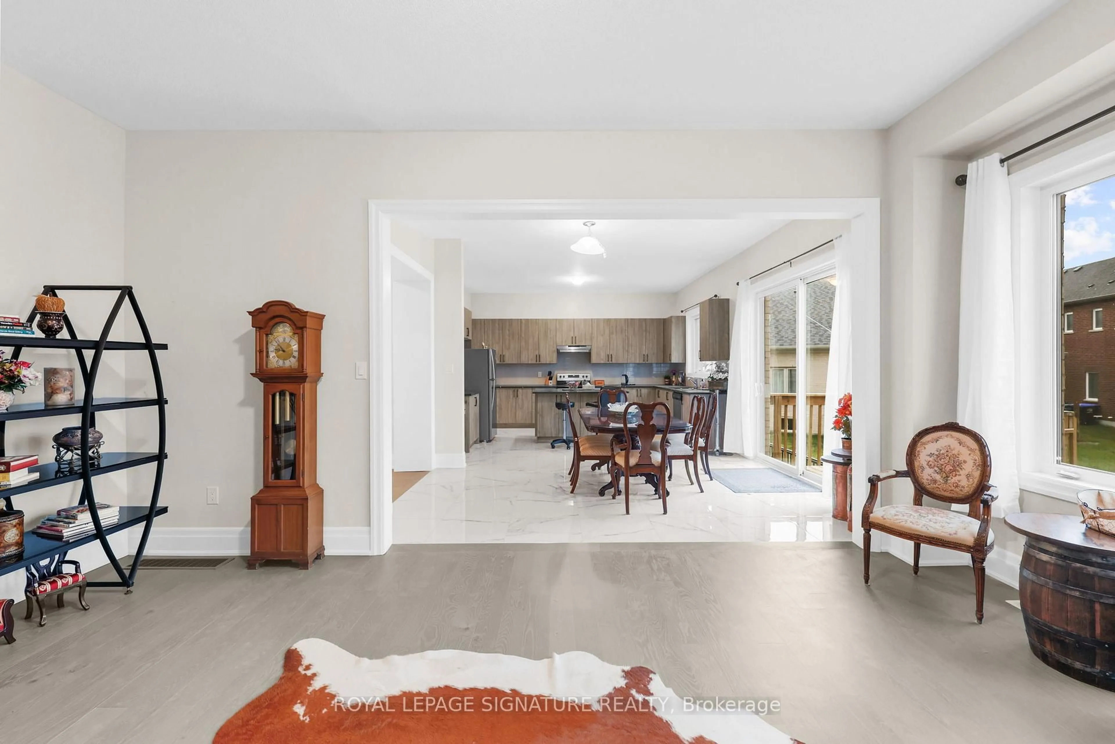 Indoor foyer for 1733 Corsal Crt, Innisfil Ontario L9S 0P9