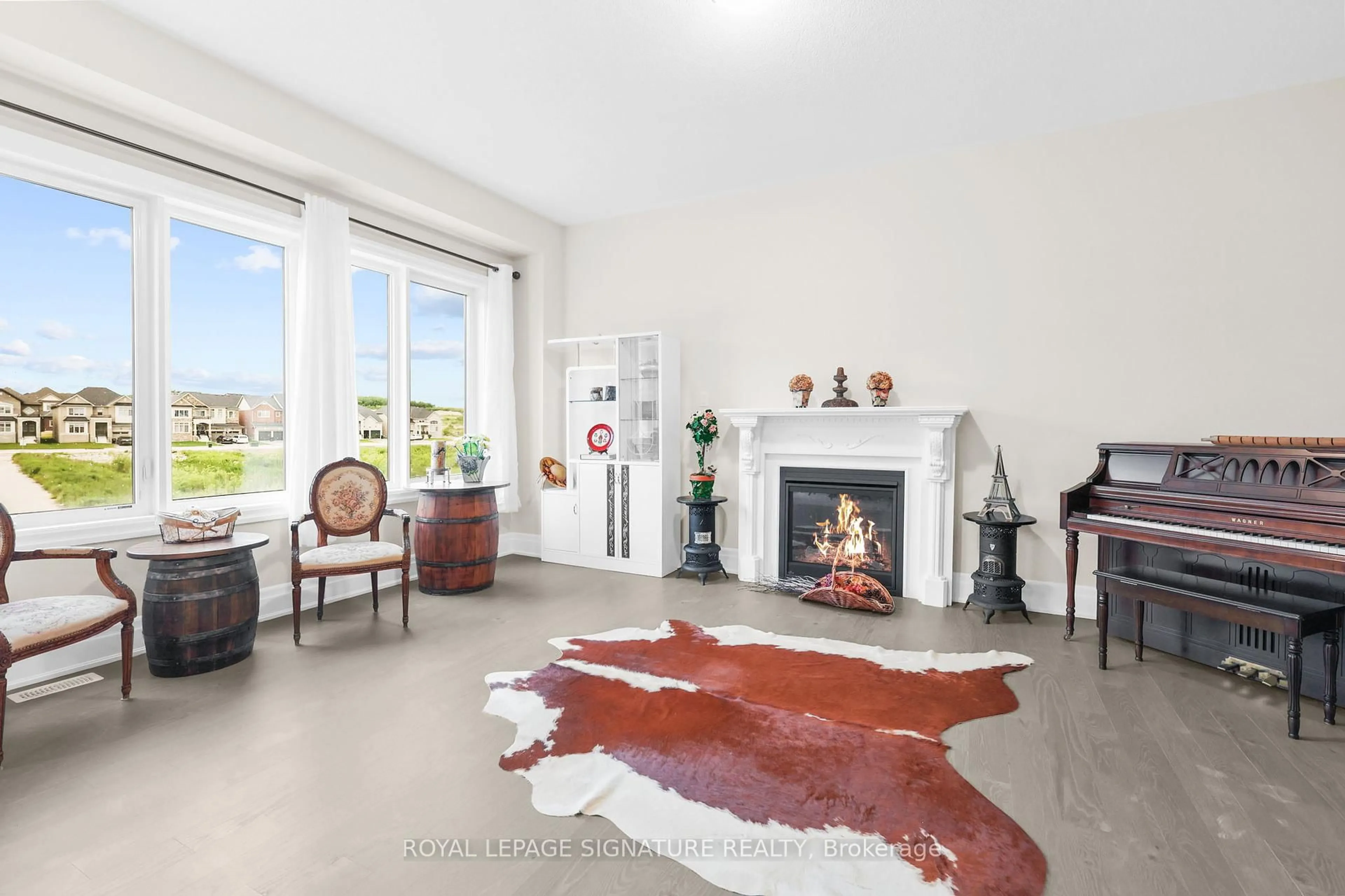 Living room with furniture, unknown for 1733 Corsal Crt, Innisfil Ontario L9S 0P9