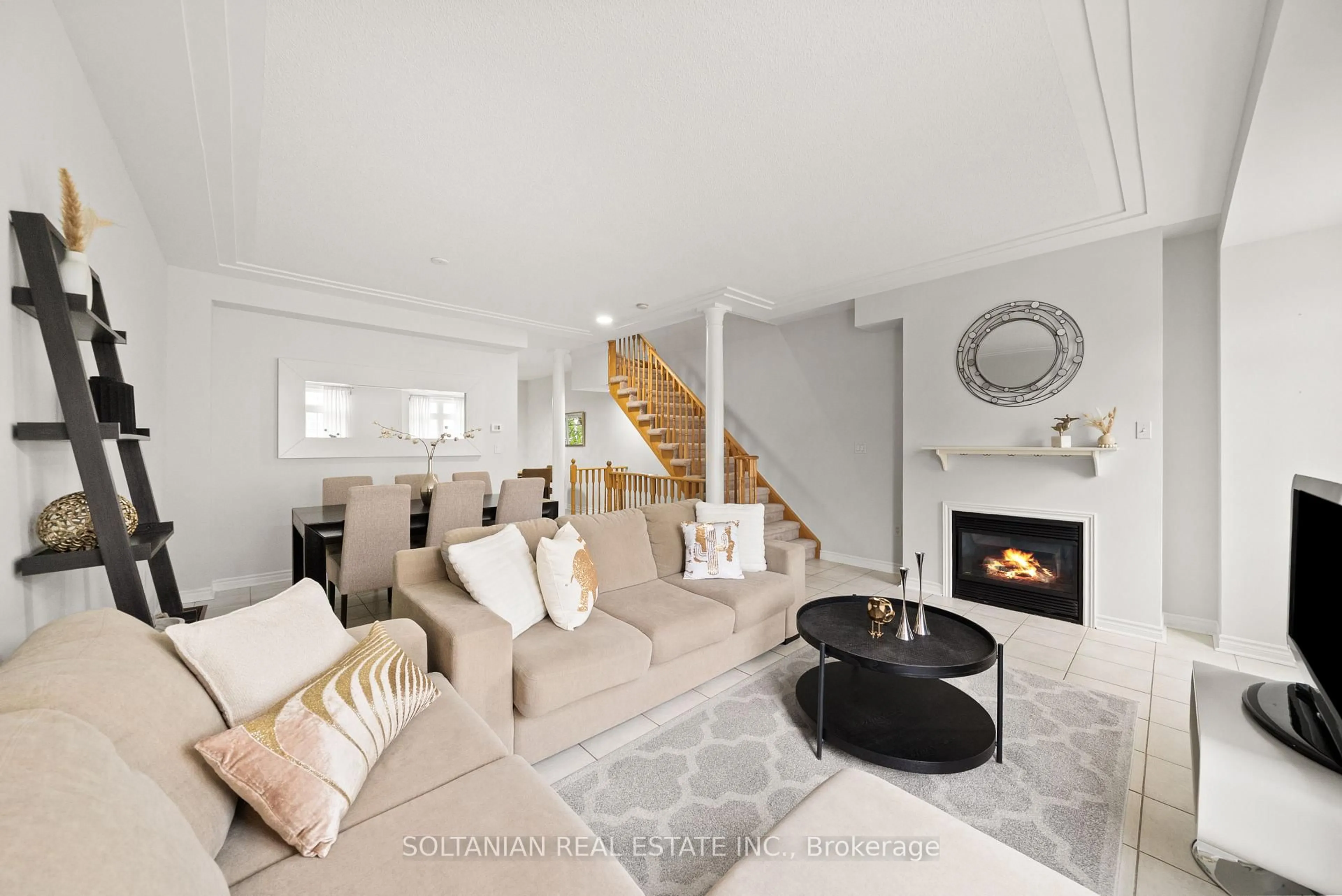 Living room with furniture, unknown for 10 Post Oak Dr #36, Richmond Hill Ontario L4E 4H7