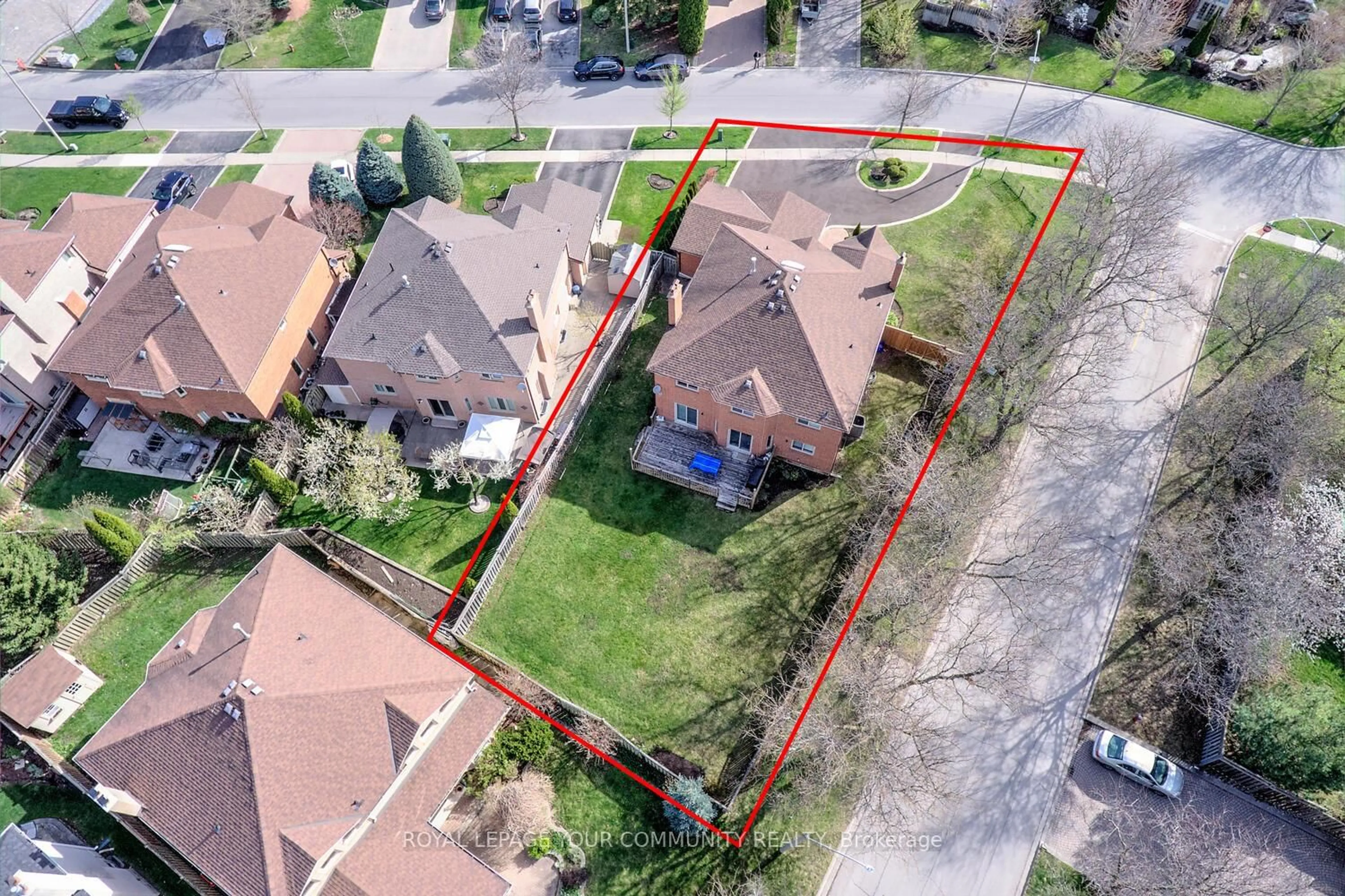 A pic from outside/outdoor area/front of a property/back of a property/a pic from drone, street for 14 Hart St, Richmond Hill Ontario L4C 8X2