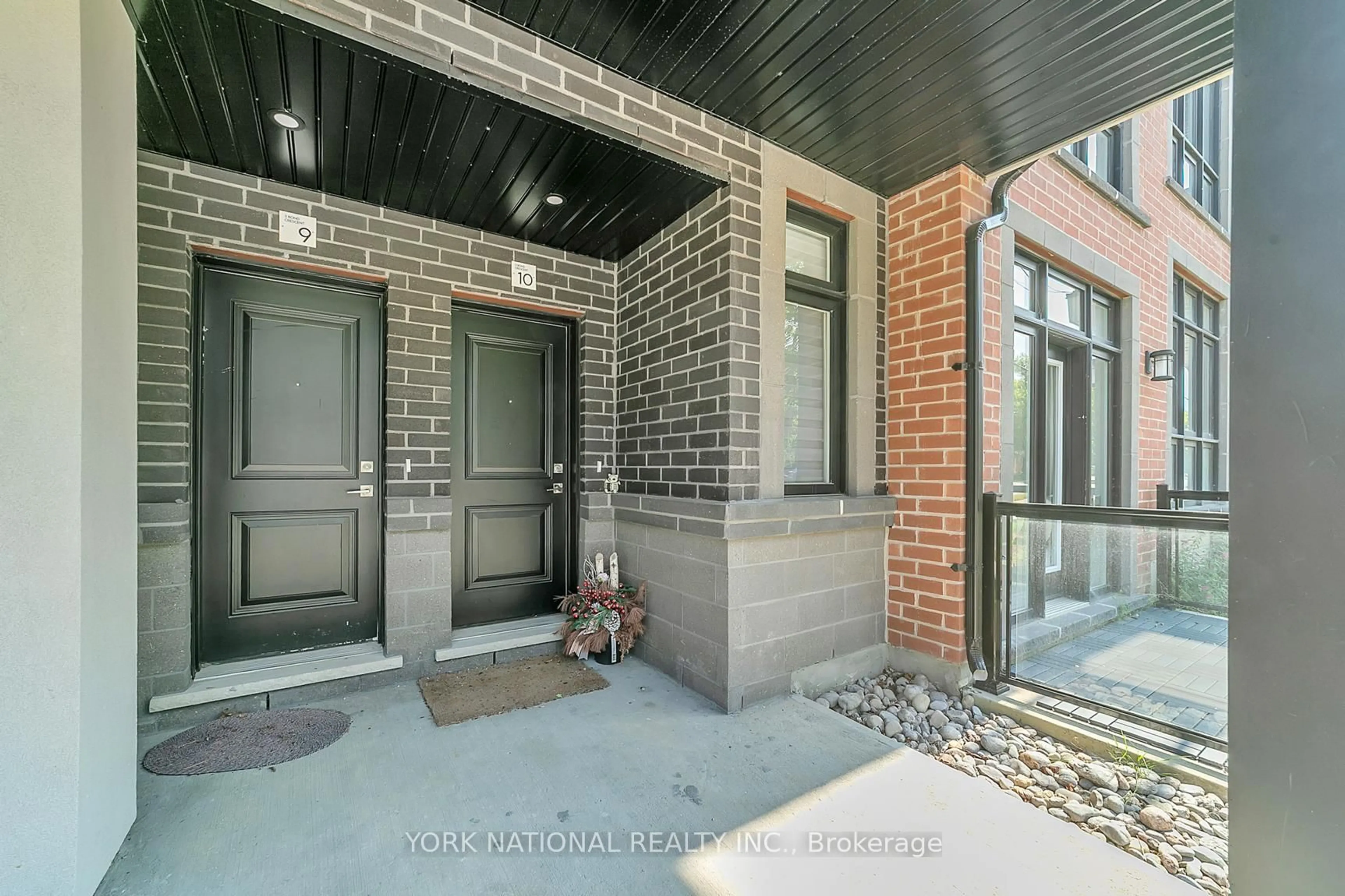 Unknown for 3 Bond Cres #10, Richmond Hill Ontario L4E 1J4
