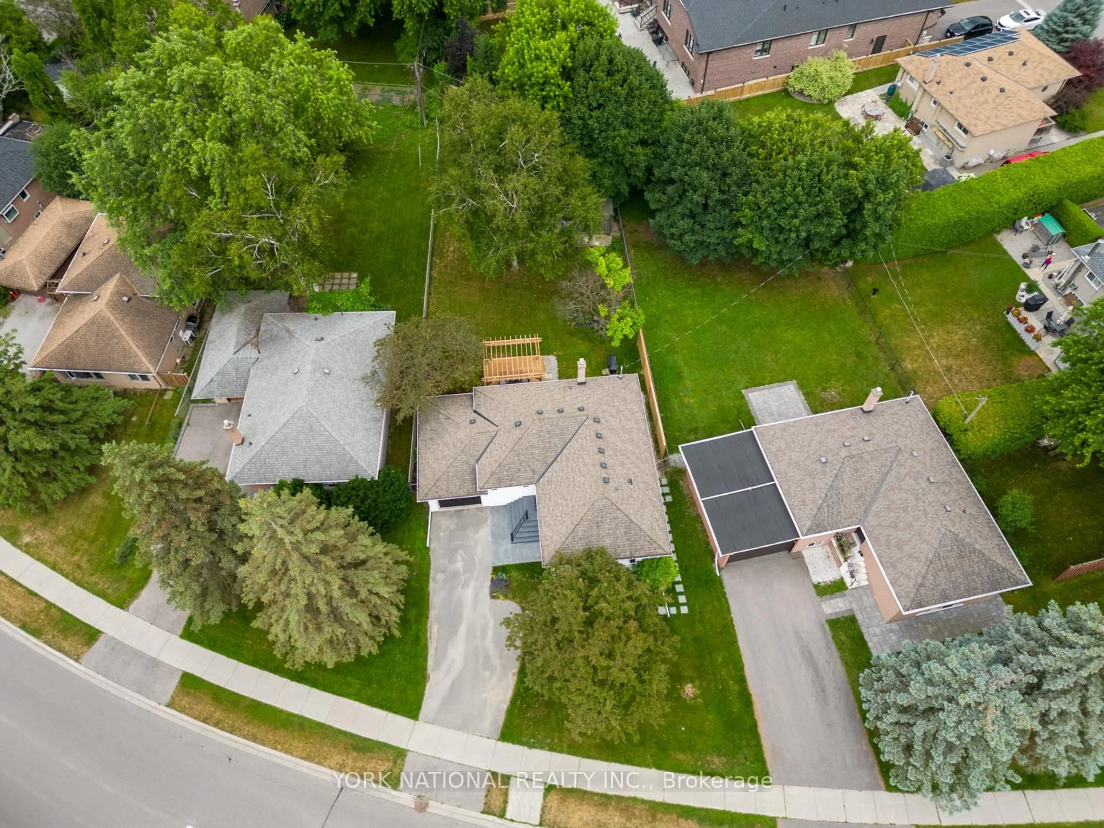 A pic from outside/outdoor area/front of a property/back of a property/a pic from drone, street for 15 Kemano Rd, Aurora Ontario L4G 2Y2
