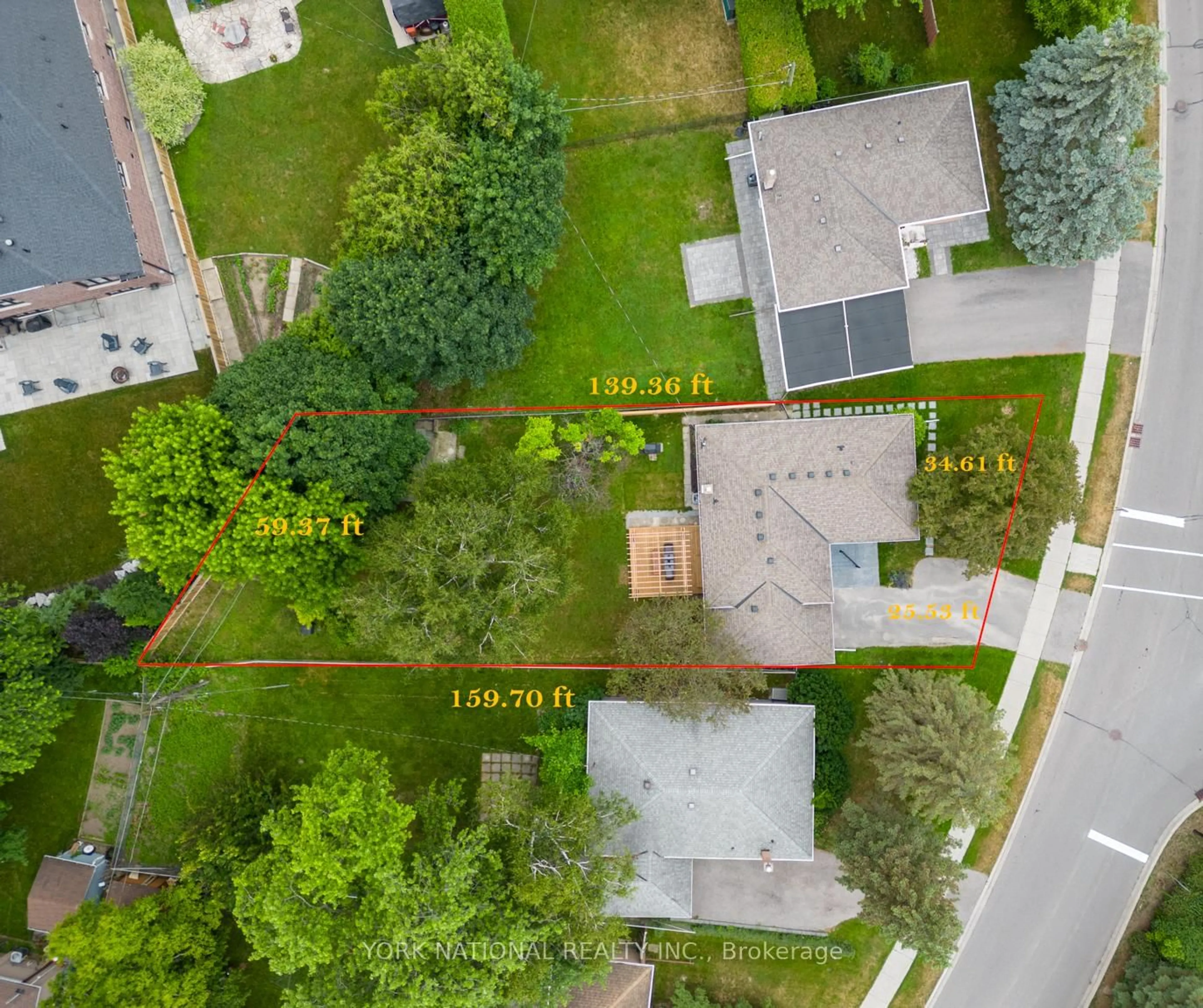 A pic from outside/outdoor area/front of a property/back of a property/a pic from drone, street for 15 Kemano Rd, Aurora Ontario L4G 2Y2
