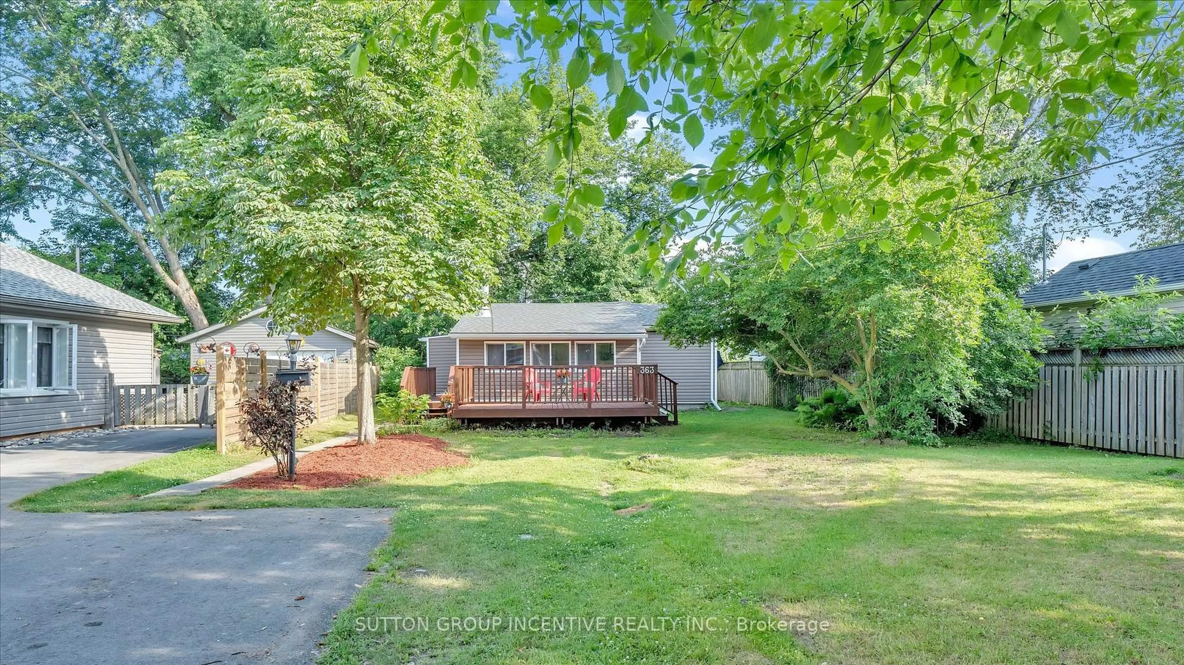 A pic from outside/outdoor area/front of a property/back of a property/a pic from drone, street for 363 Hollywood Dr, Georgina Ontario L4P 3A2
