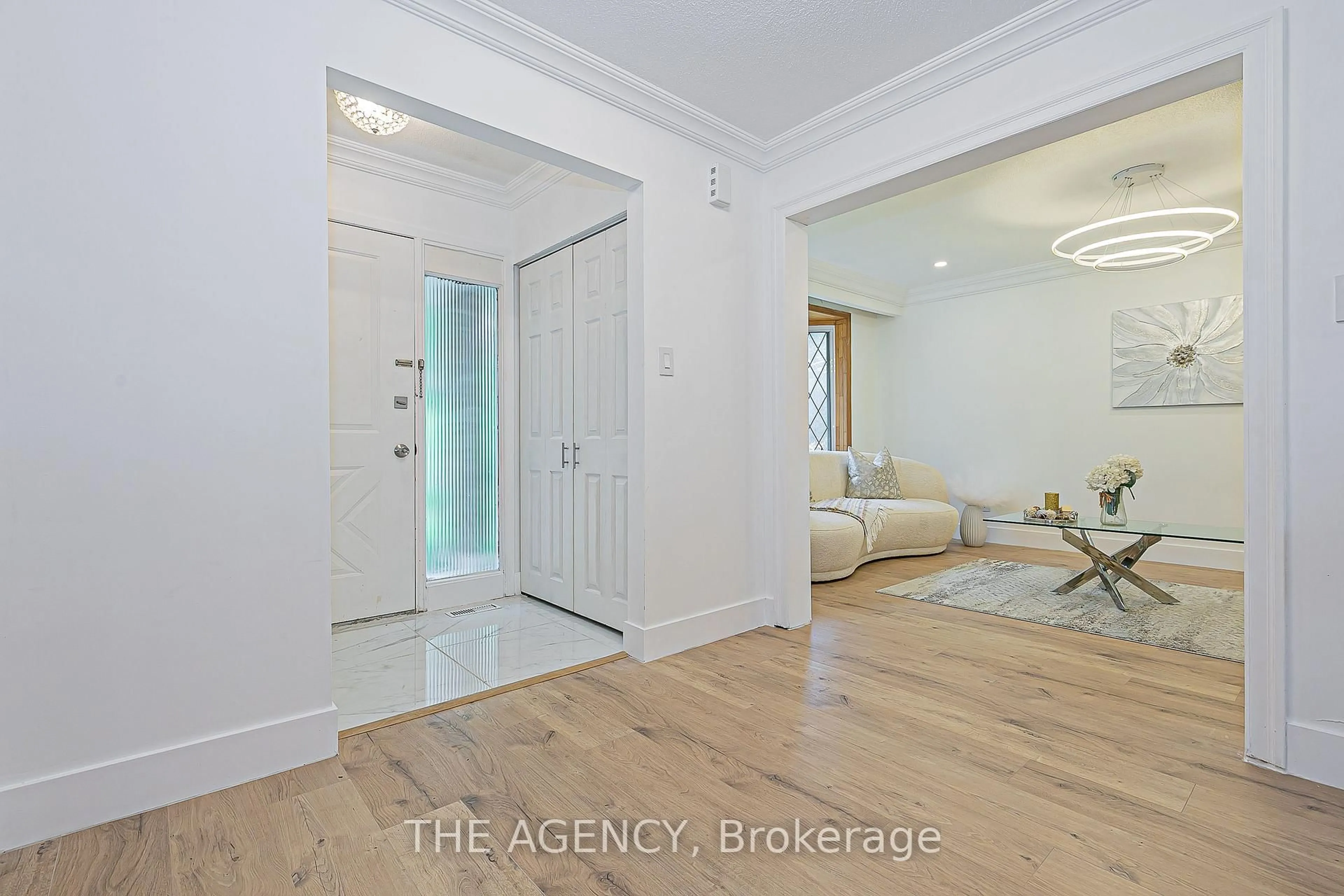 Indoor entryway for 310 Primrose Lane, Newmarket Ontario L3Y 5Y9