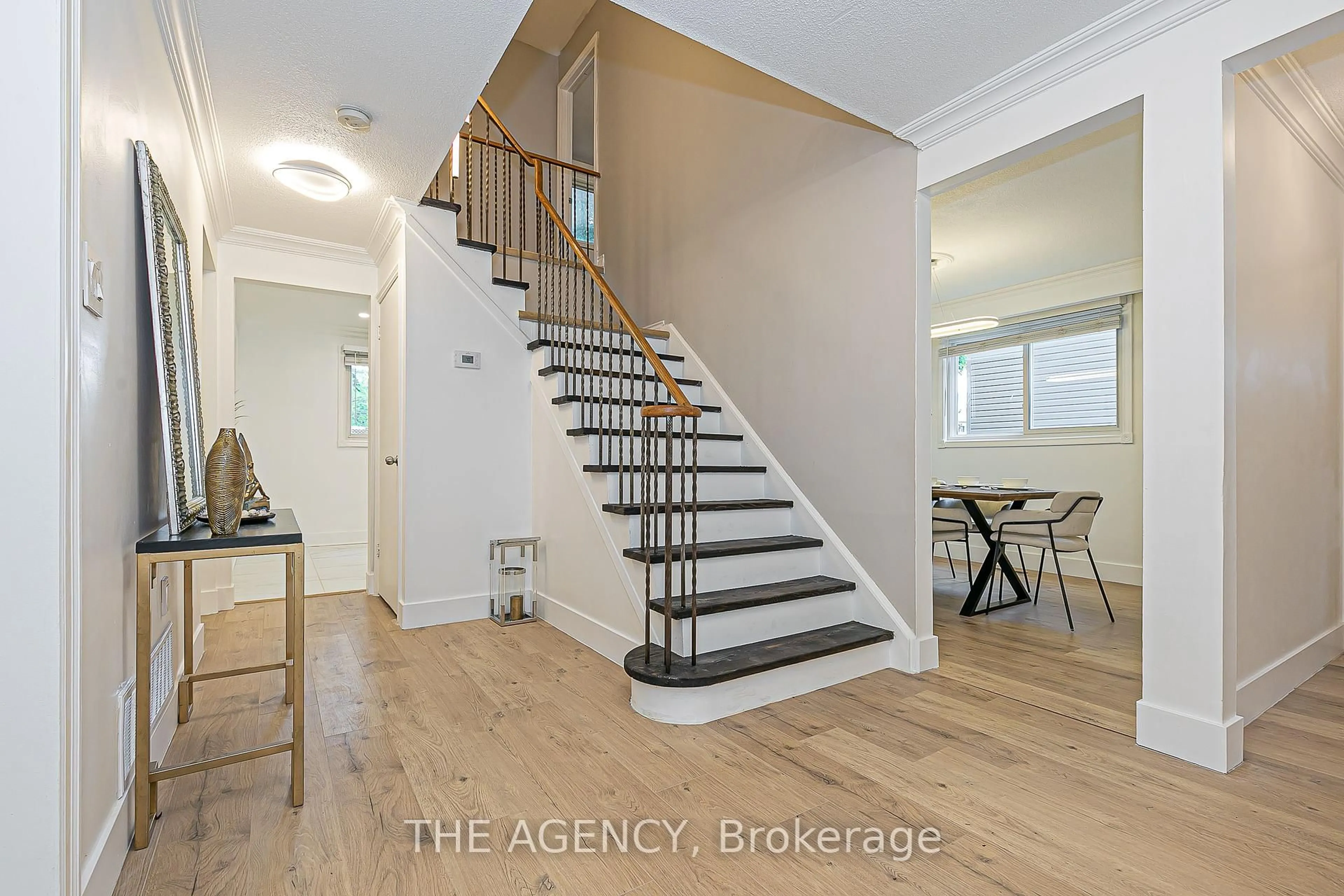 Indoor entryway for 310 Primrose Lane, Newmarket Ontario L3Y 5Y9